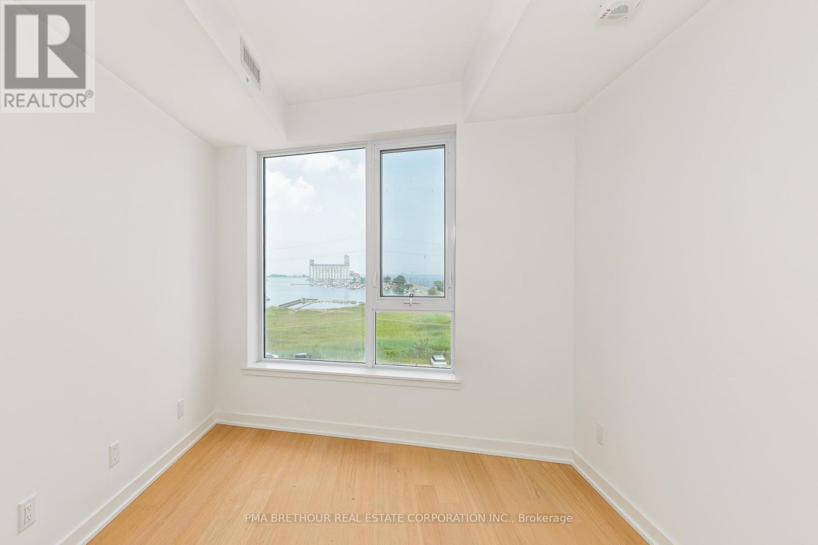 Photo 8 of 403 31 Huron Street, Collingwood ON