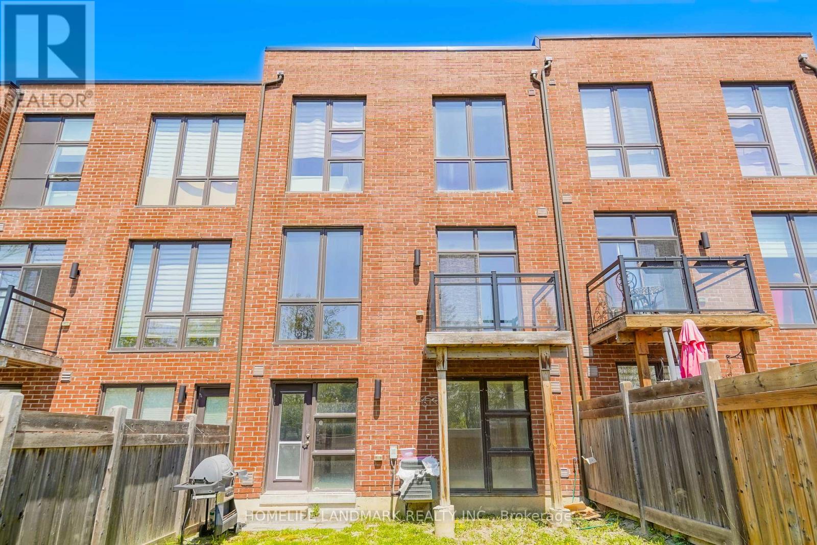 Photo 15 of 8 Crestridge Drive, Vaughan ON