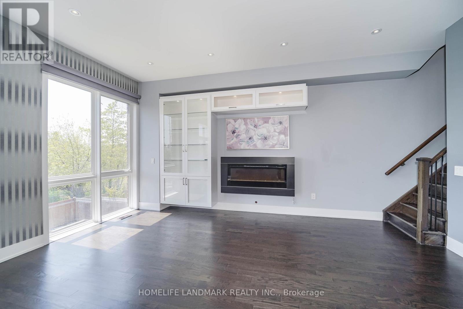 Photo 4 of 8 Crestridge Drive, Vaughan ON
