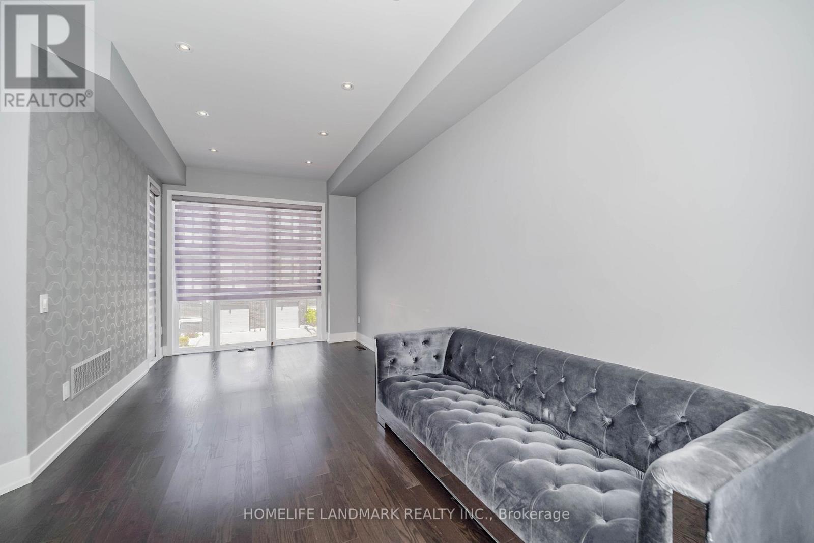 Photo 7 of 8 Crestridge Drive, Vaughan ON