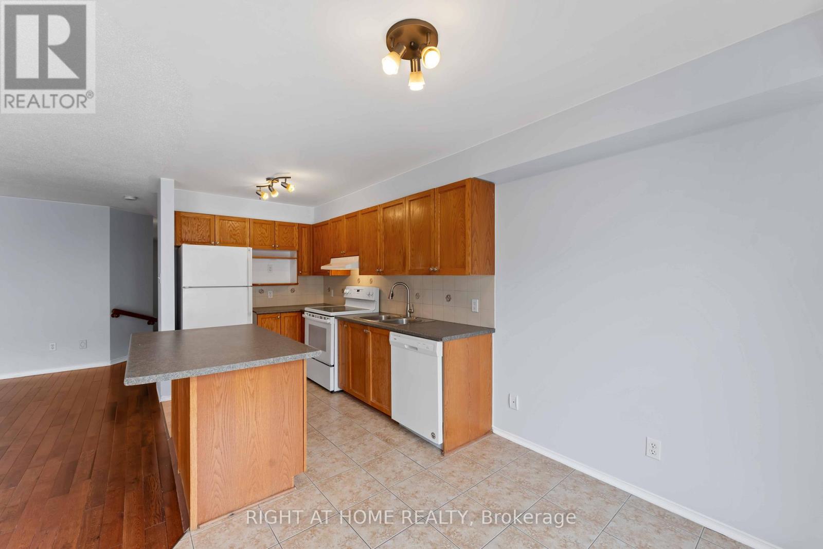 Photo 10 of 421 Hillsboro Private, Ottawa ON