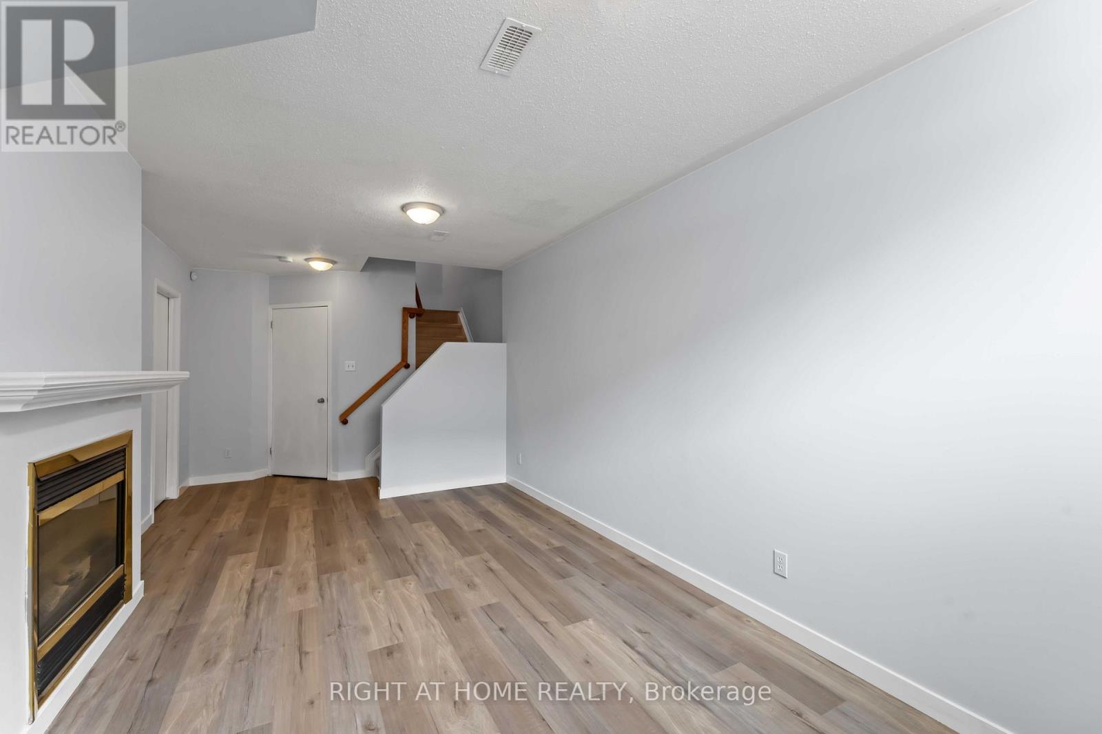 Photo 26 of 421 Hillsboro Private, Ottawa ON