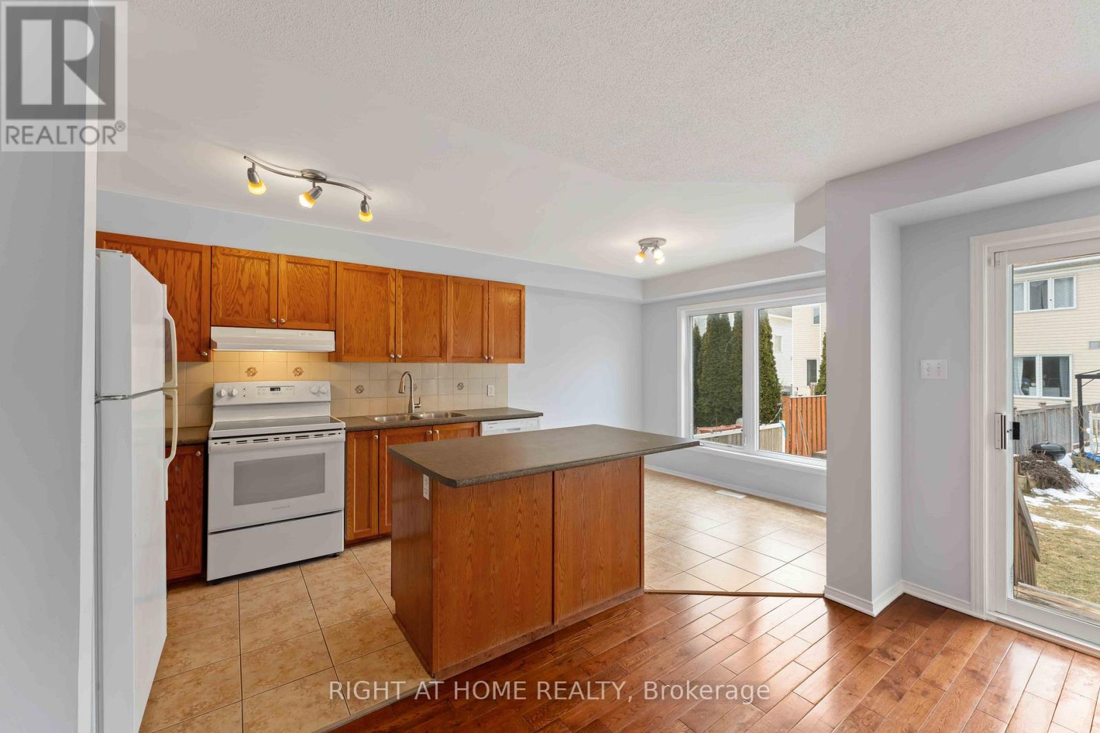 Photo 6 of 421 Hillsboro Private, Ottawa ON