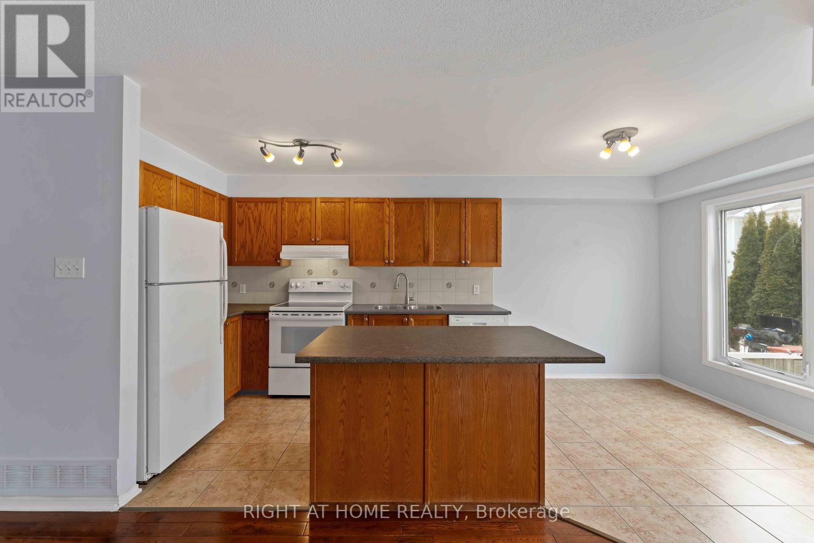 Photo 7 of 421 Hillsboro Private, Ottawa ON
