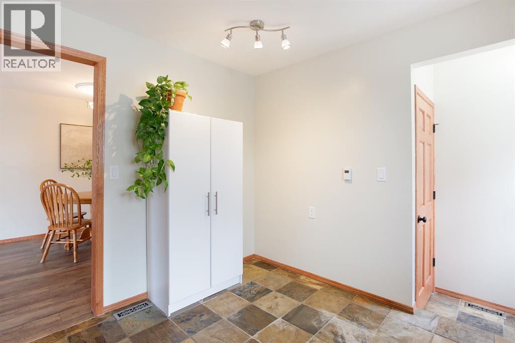 Photo 11 of 39 Elk Hill Se, Airdrie AB