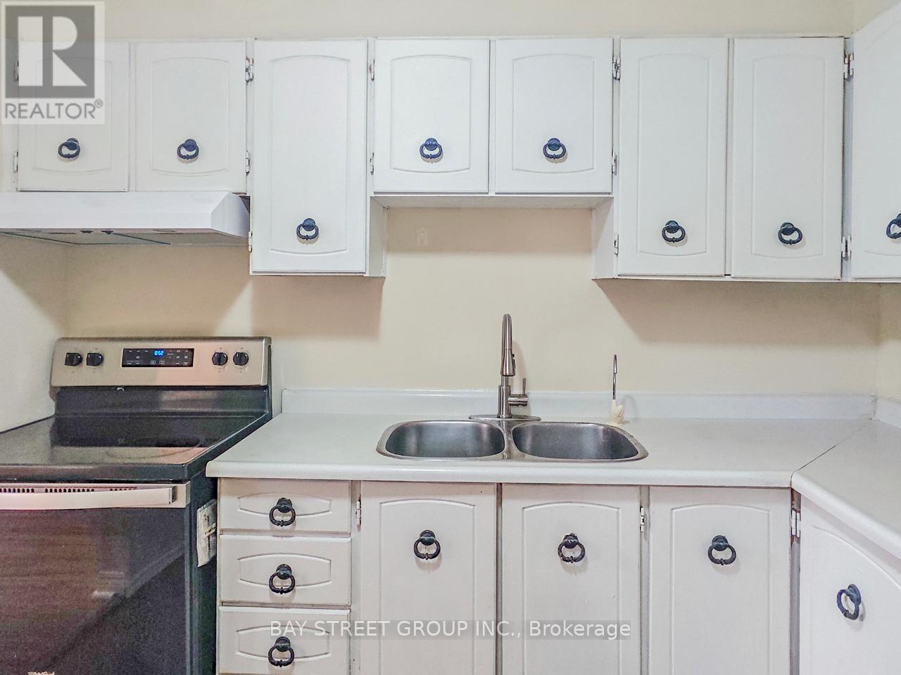 Photo 12 of 2nd Flr 5130 A Dundas Street W, Toronto ON