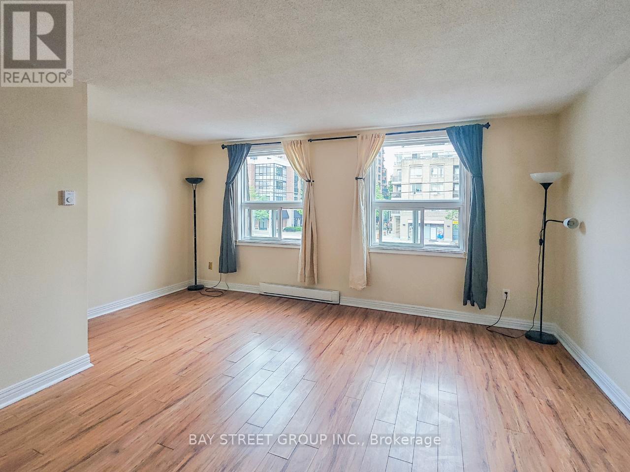 Photo 6 of 2nd Flr 5130 A Dundas Street W, Toronto ON