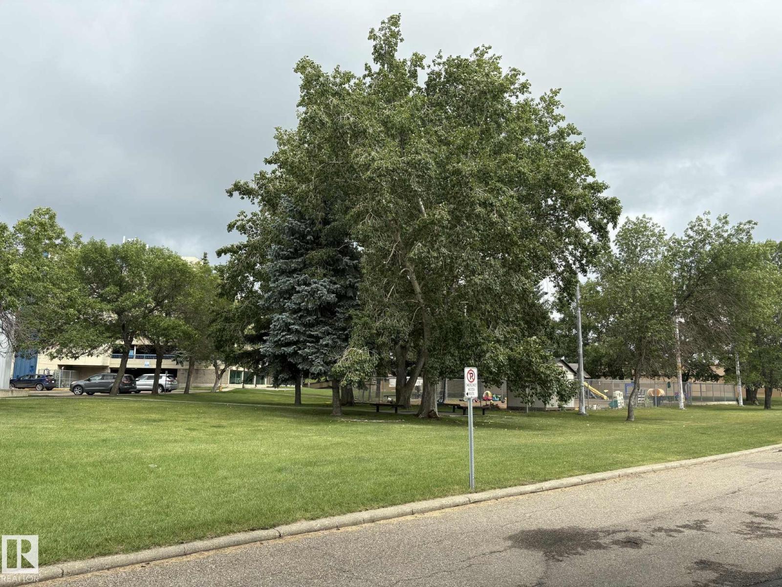Photo 4 of 10405 24 Av Nw Nw, Edmonton AB