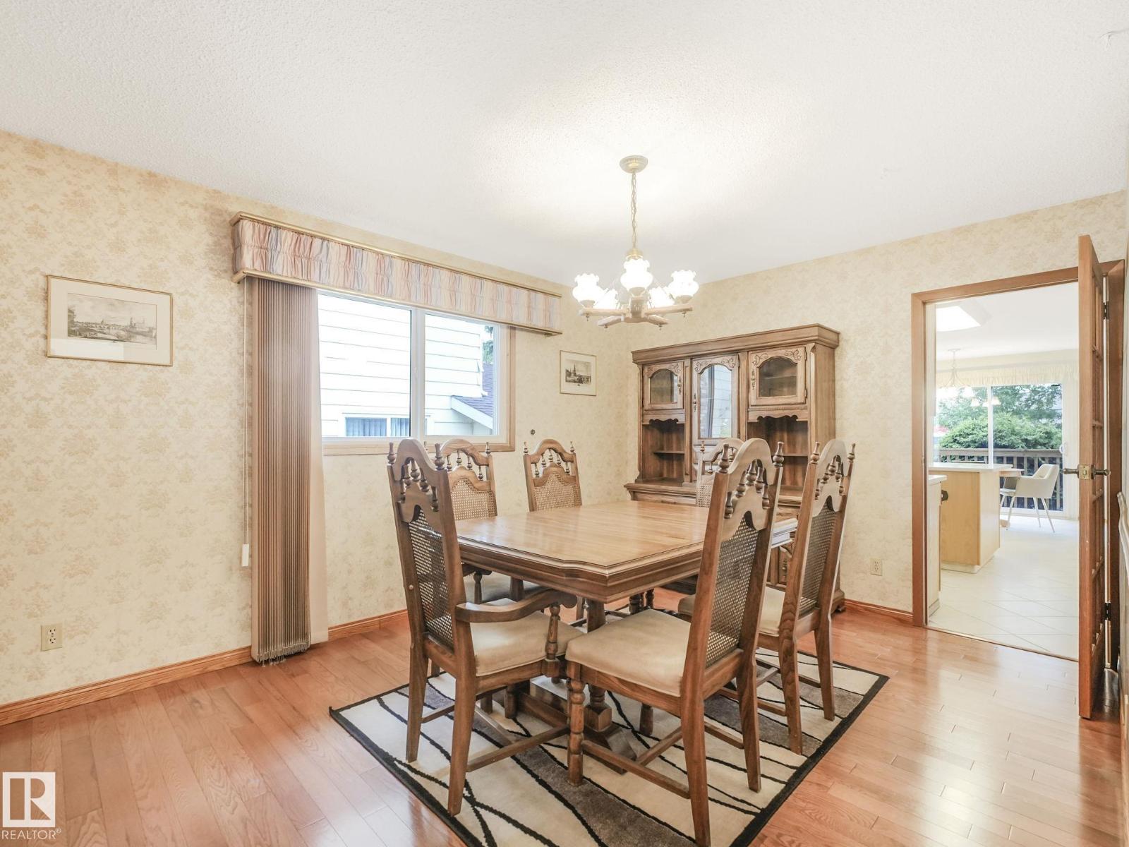 Photo 10 of 16512 109 St Nw, Edmonton AB