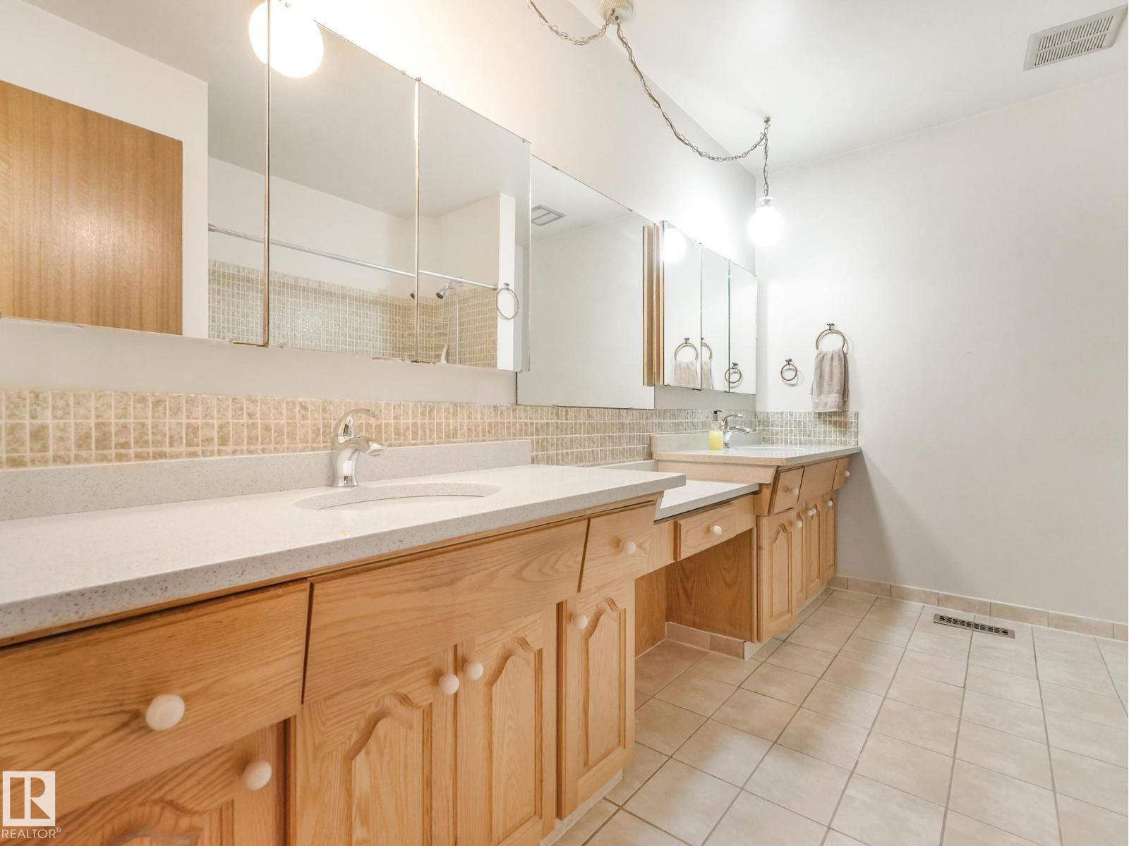 Photo 9 of 16512 109 St Nw, Edmonton AB