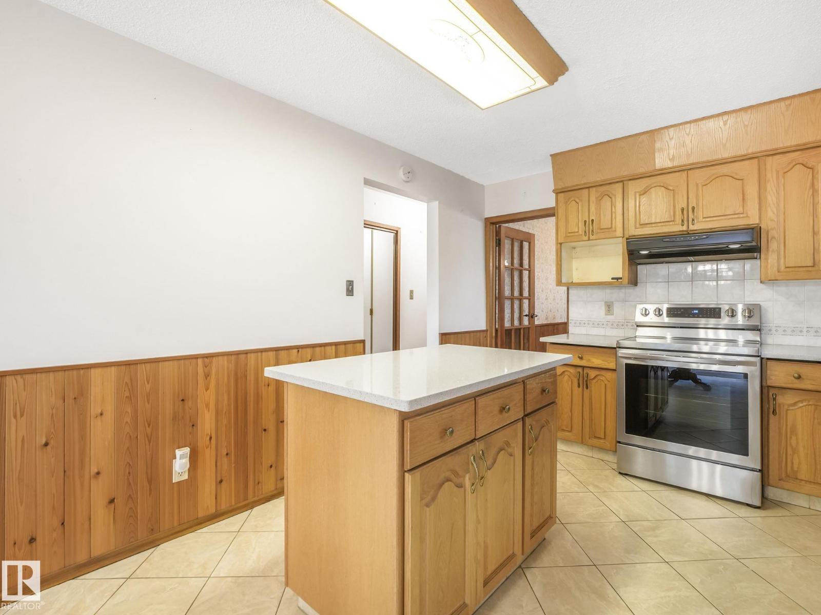 Photo 5 of 16512 109 St Nw, Edmonton AB