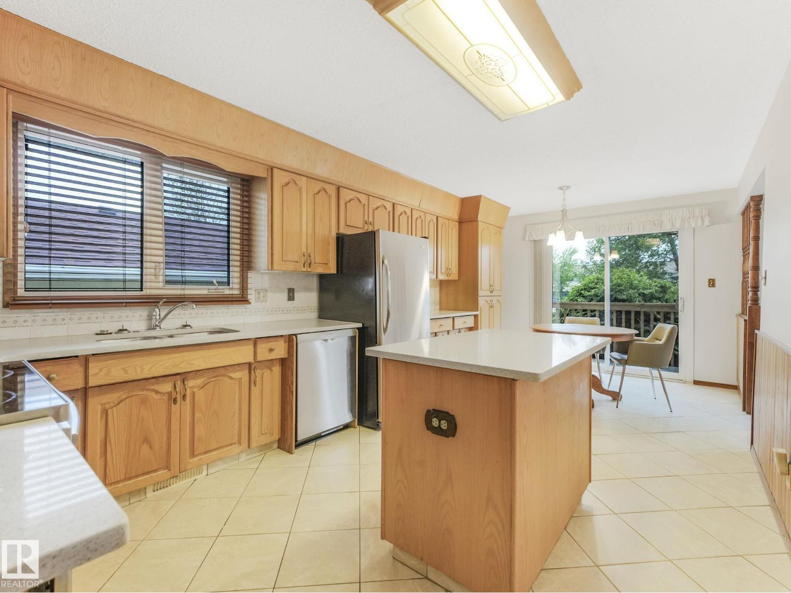 Photo 3 of 16512 109 St Nw, Edmonton AB