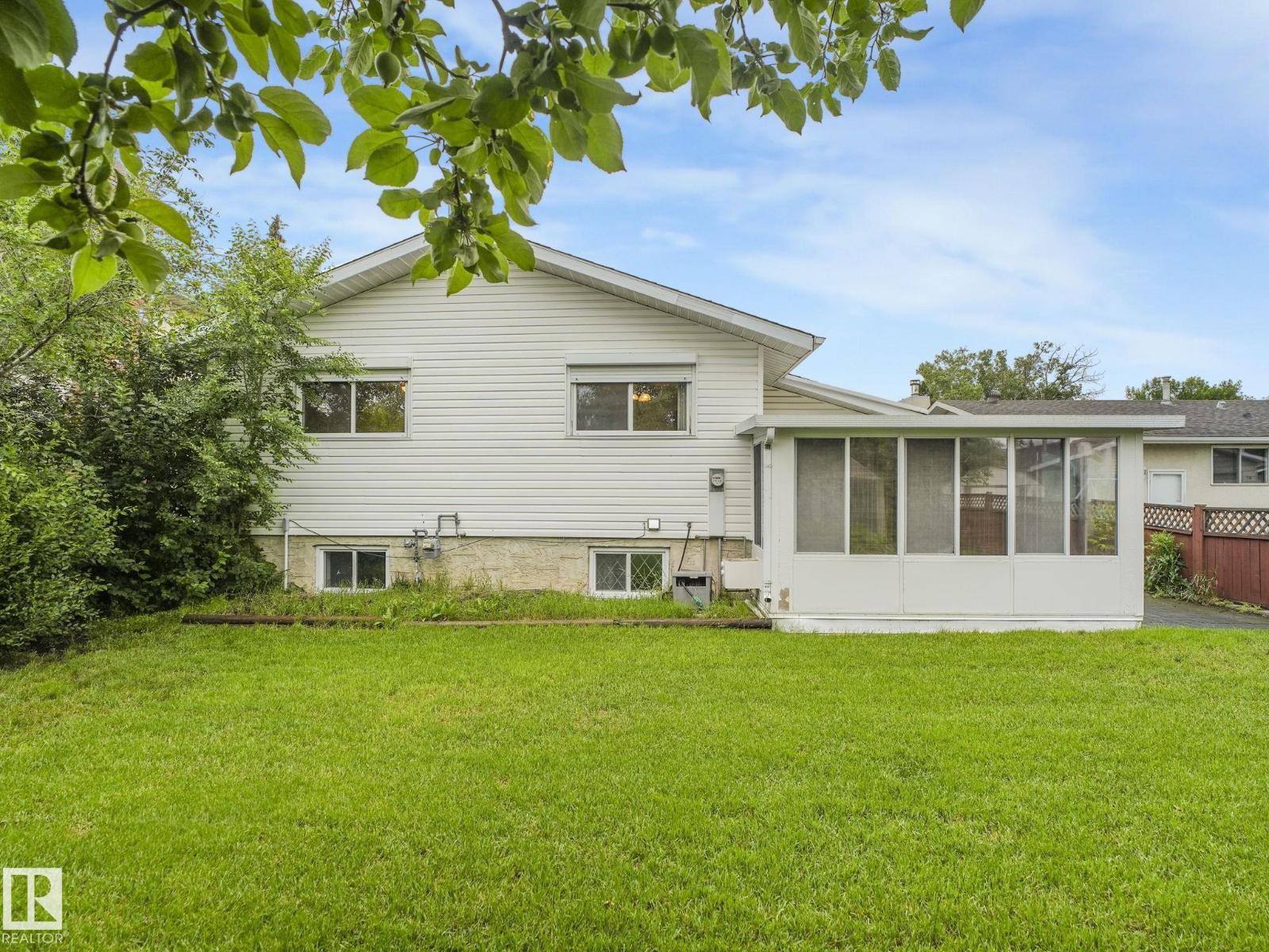 Photo 4 of 16512 109 St Nw, Edmonton AB