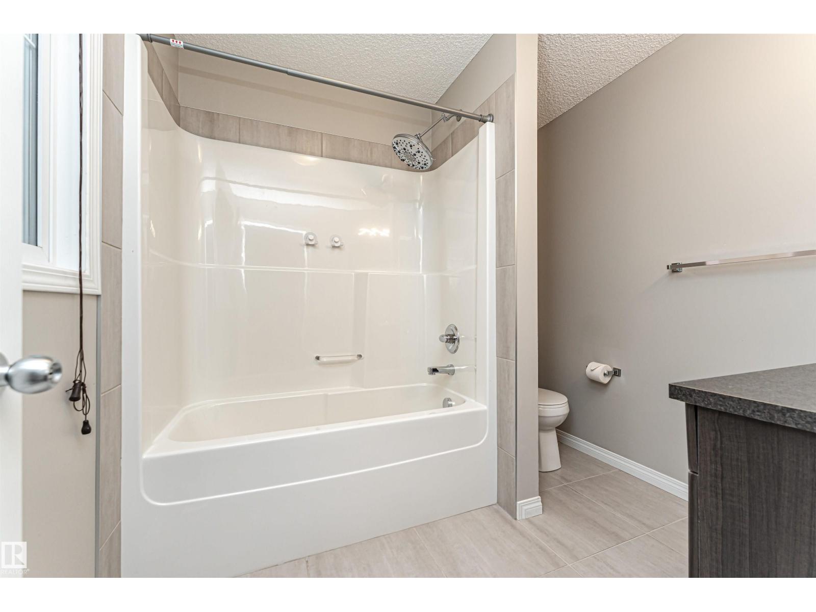 Photo 18 of 1642 Chapman Wy Sw, Edmonton AB