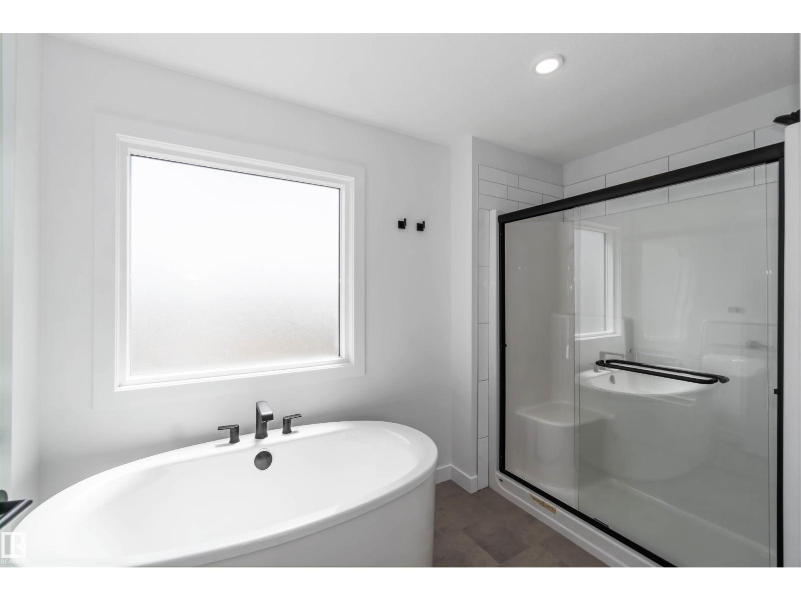 Photo 3 of 18935 28 Av Nw, Edmonton AB