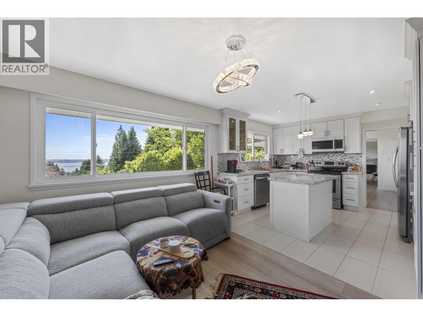 Photo 11 of 1895 Rosebery Avenue, West Vancouver BC