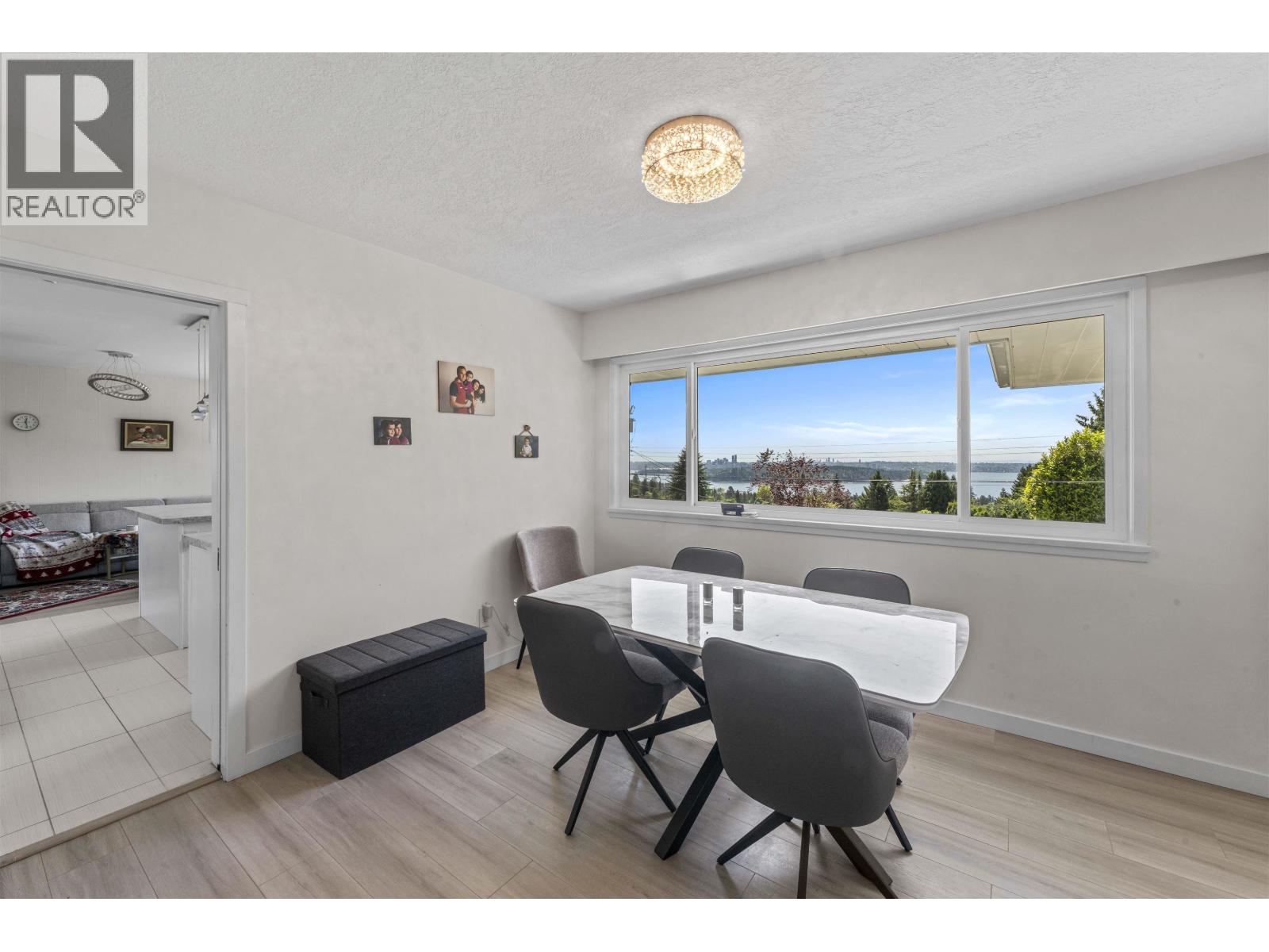 Photo 6 of 1895 Rosebery Avenue, West Vancouver BC