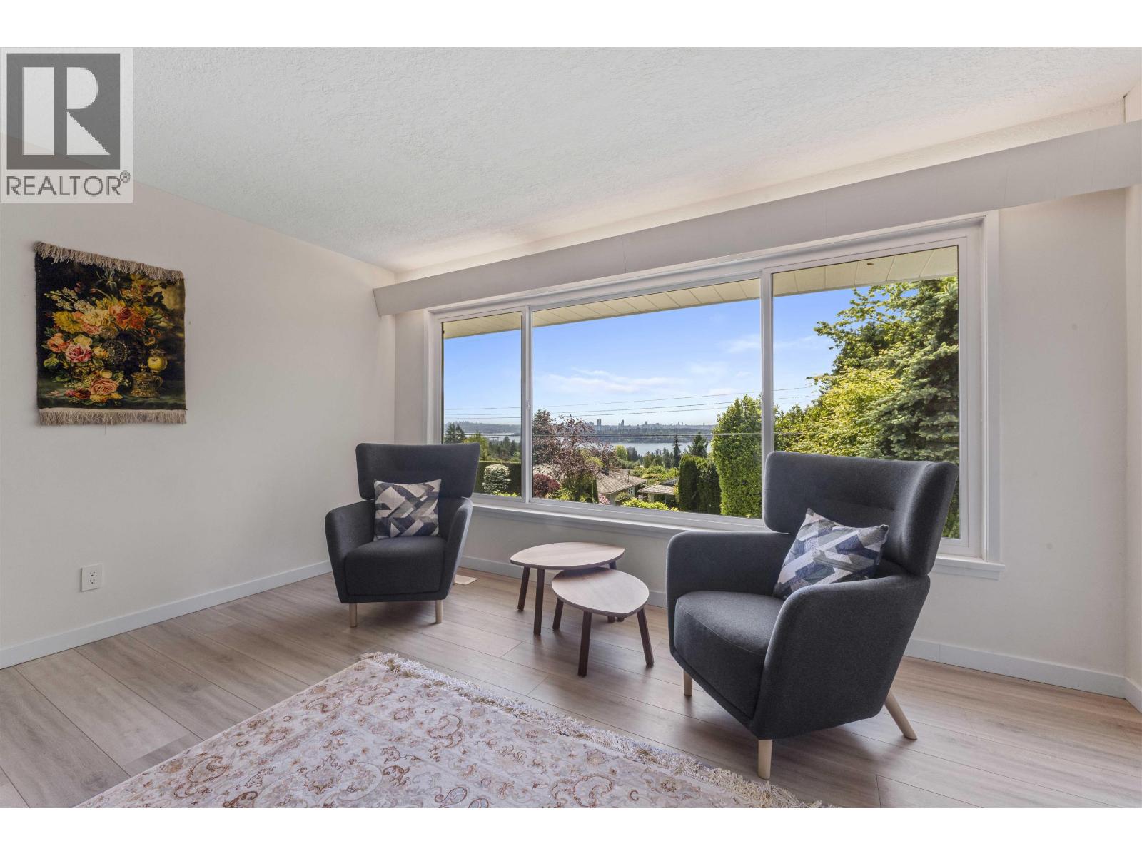 Photo 3 of 1895 Rosebery Avenue, West Vancouver BC