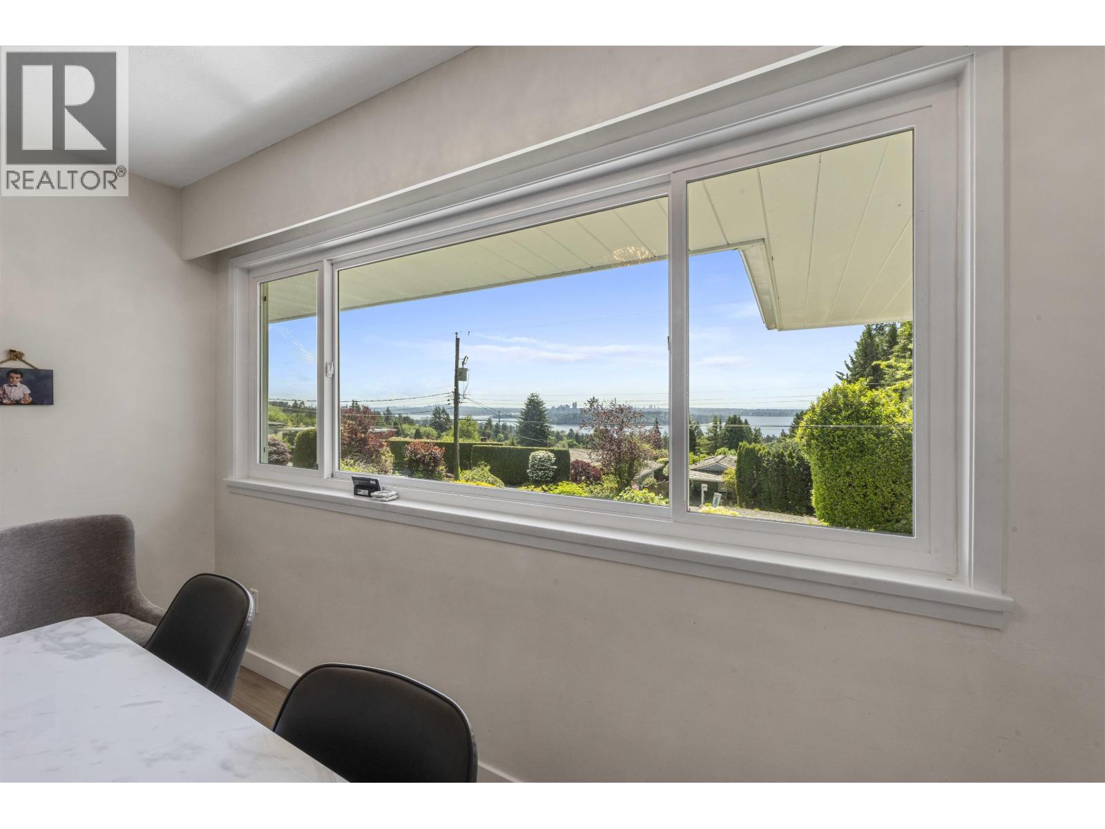 Photo 7 of 1895 Rosebery Avenue, West Vancouver BC
