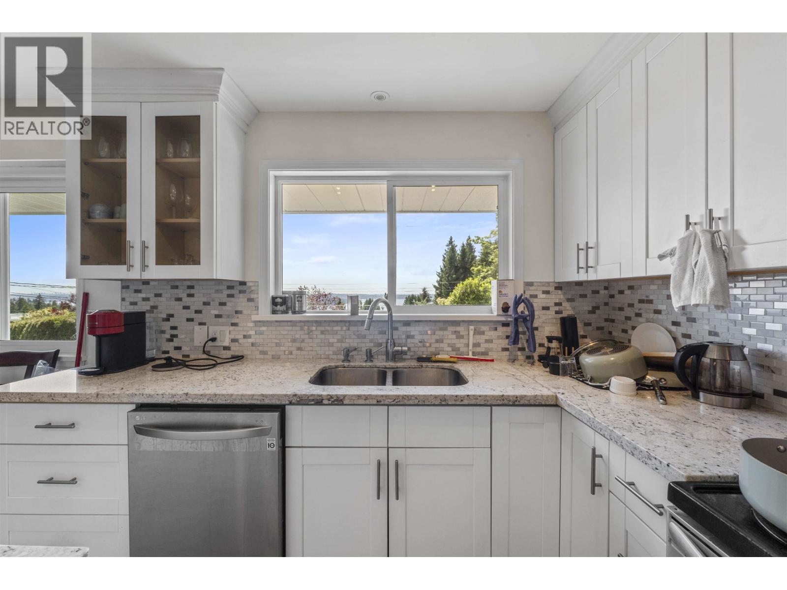 Photo 9 of 1895 Rosebery Avenue, West Vancouver BC