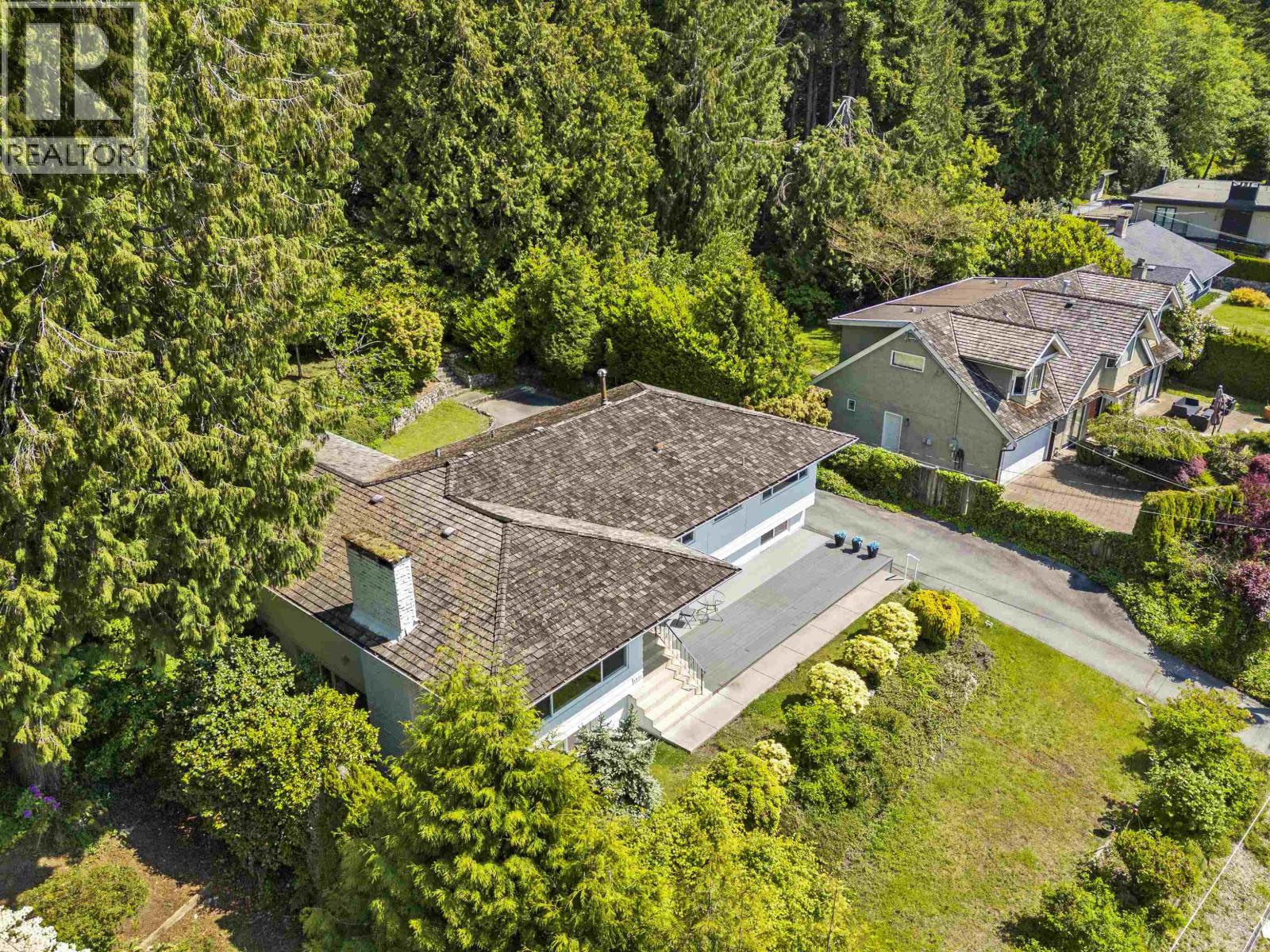 Photo 34 of 1895 Rosebery Avenue, West Vancouver BC