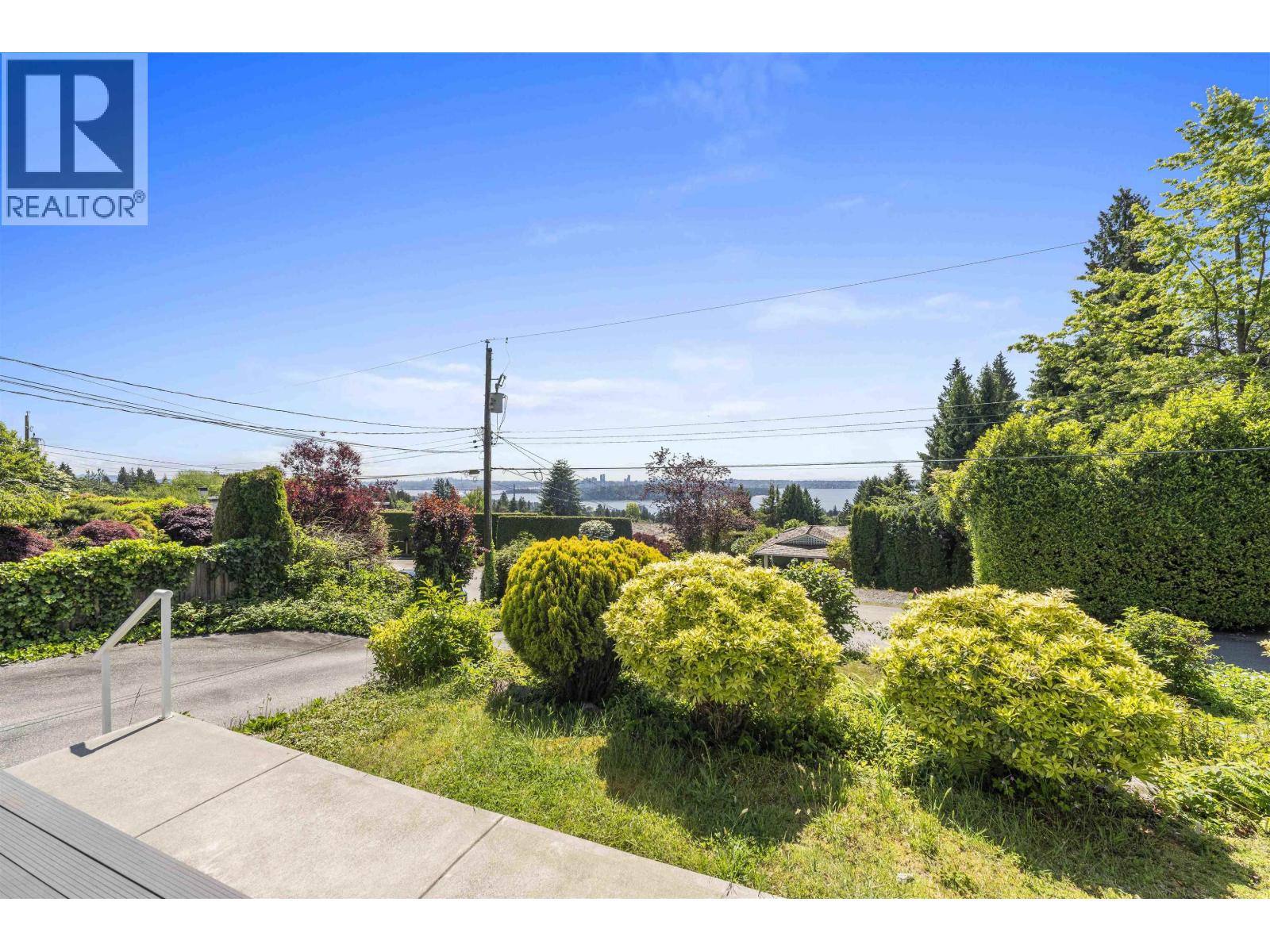 Photo 31 of 1895 Rosebery Avenue, West Vancouver BC