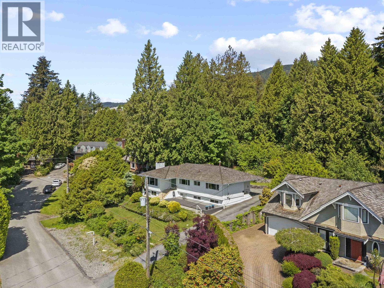 Photo 32 of 1895 Rosebery Avenue, West Vancouver BC