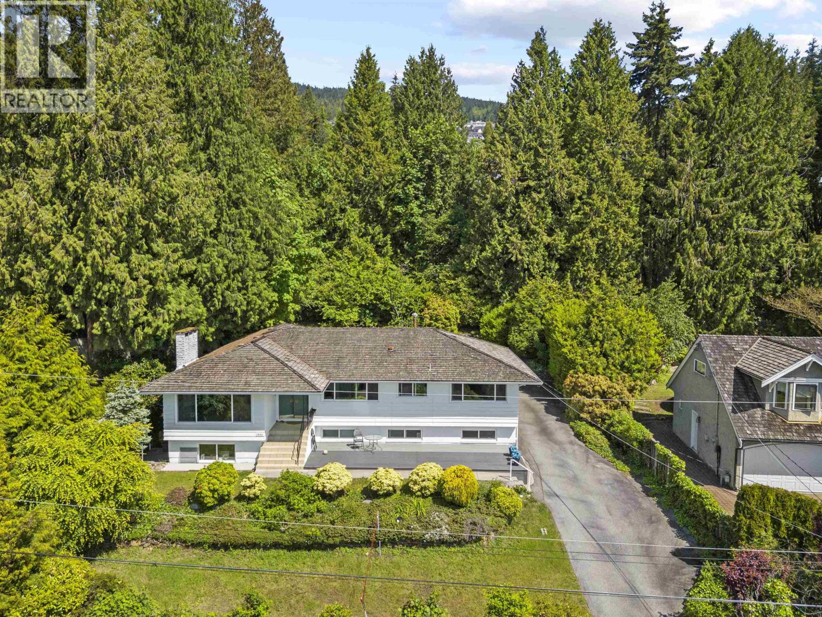 Photo 33 of 1895 Rosebery Avenue, West Vancouver BC