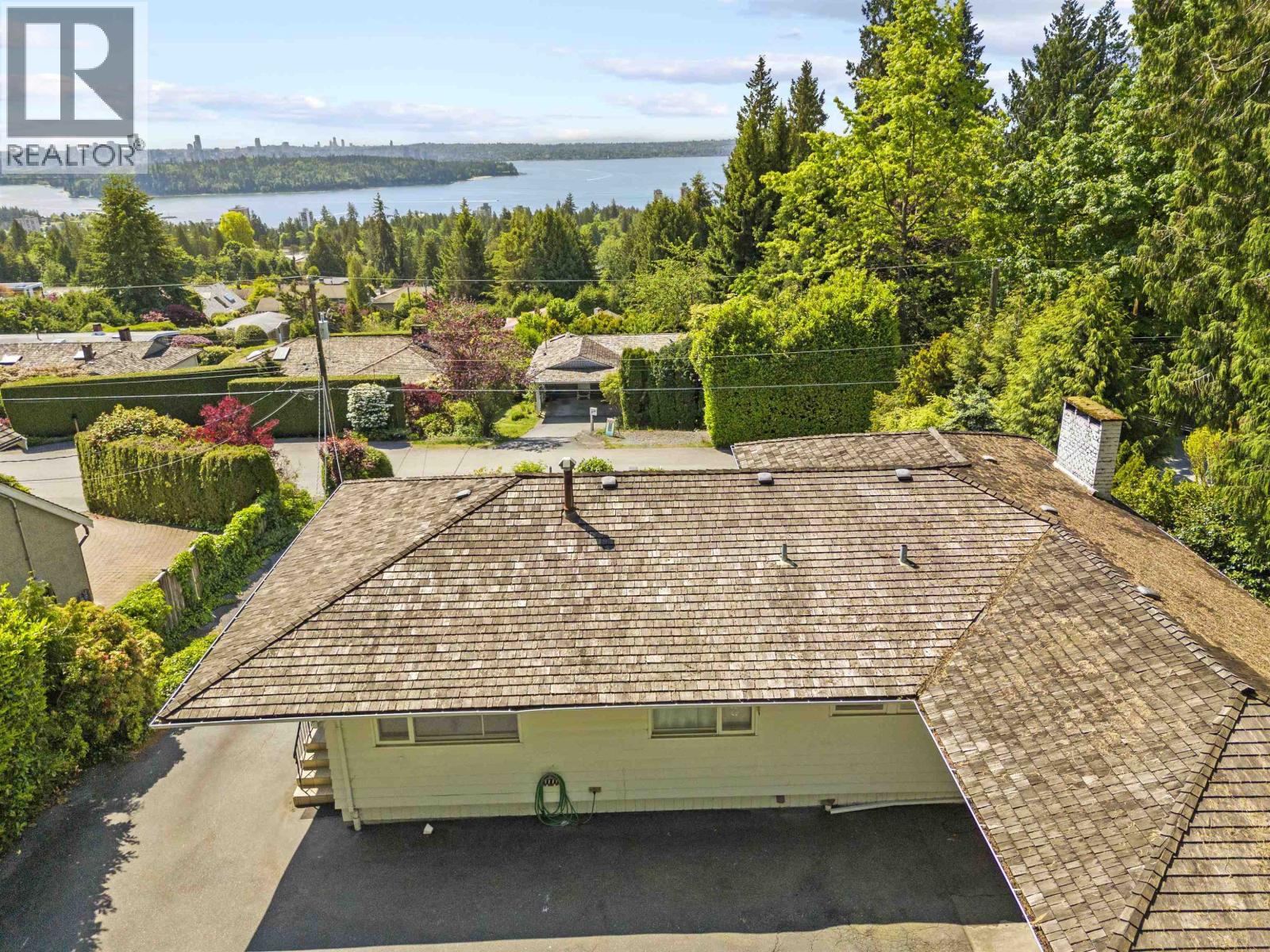 Photo 35 of 1895 Rosebery Avenue, West Vancouver BC