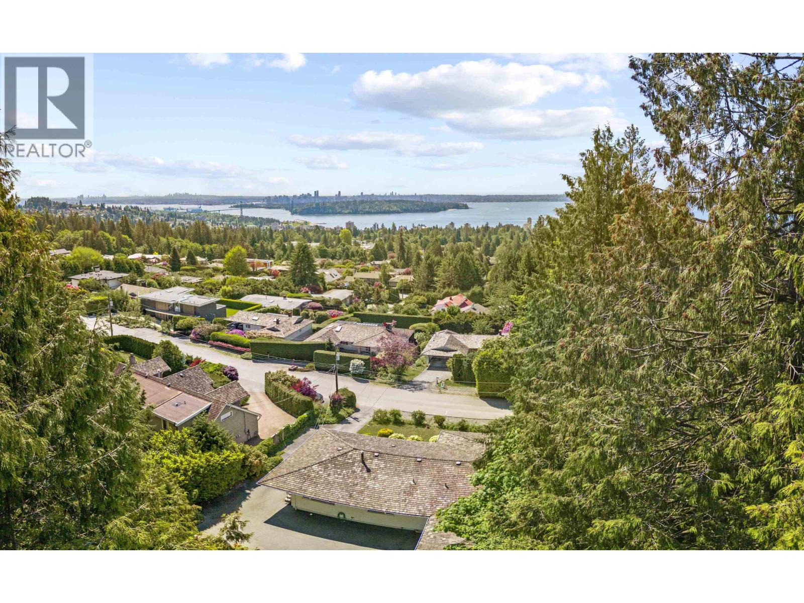 Photo 36 of 1895 Rosebery Avenue, West Vancouver BC