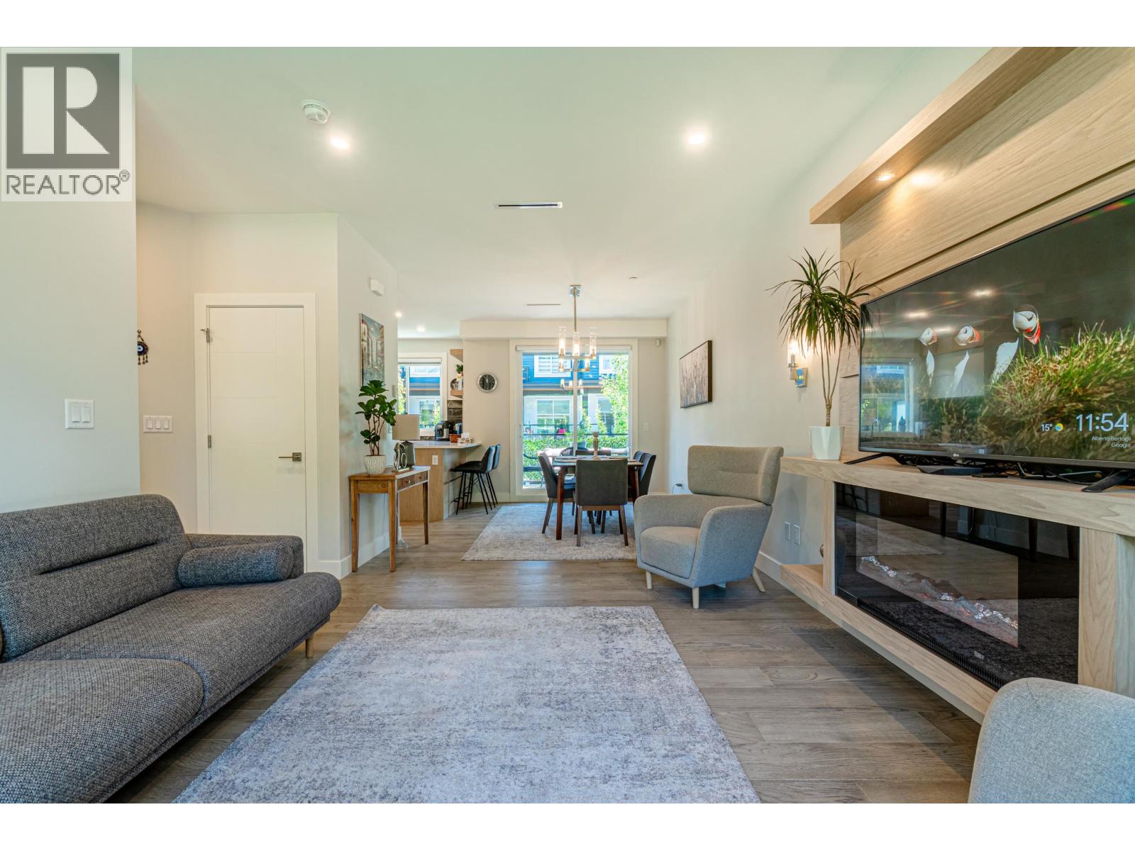 Photo 5 of 11 933 Premier Street, North Vancouver BC