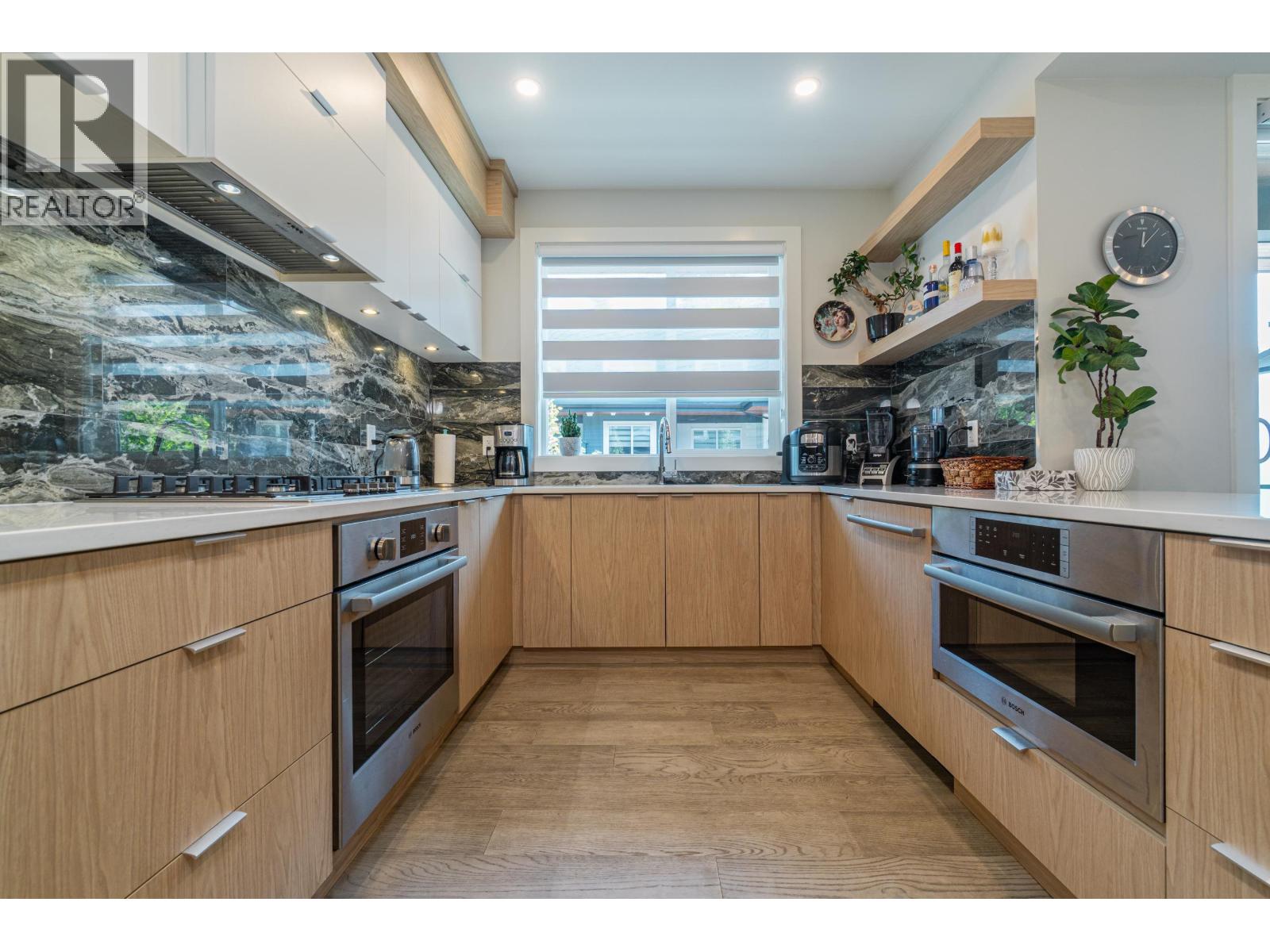 Photo 9 of 11 933 Premier Street, North Vancouver BC