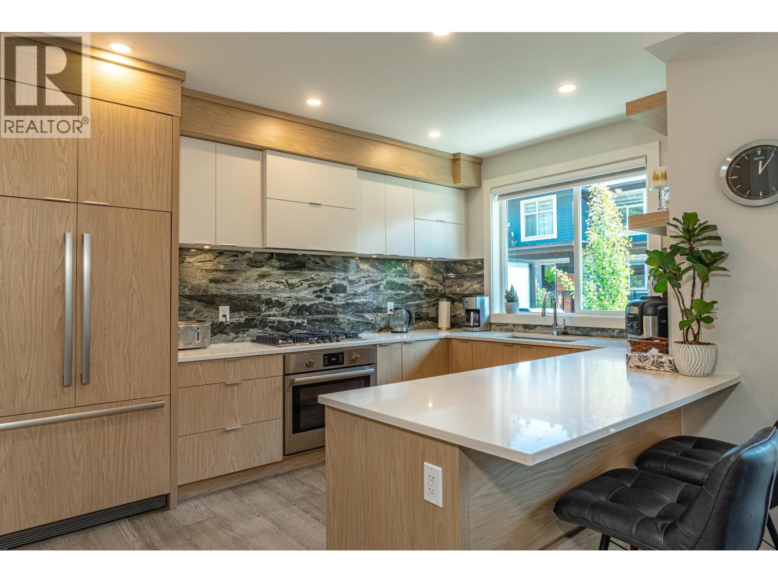 Photo 7 of 11 933 Premier Street, North Vancouver BC