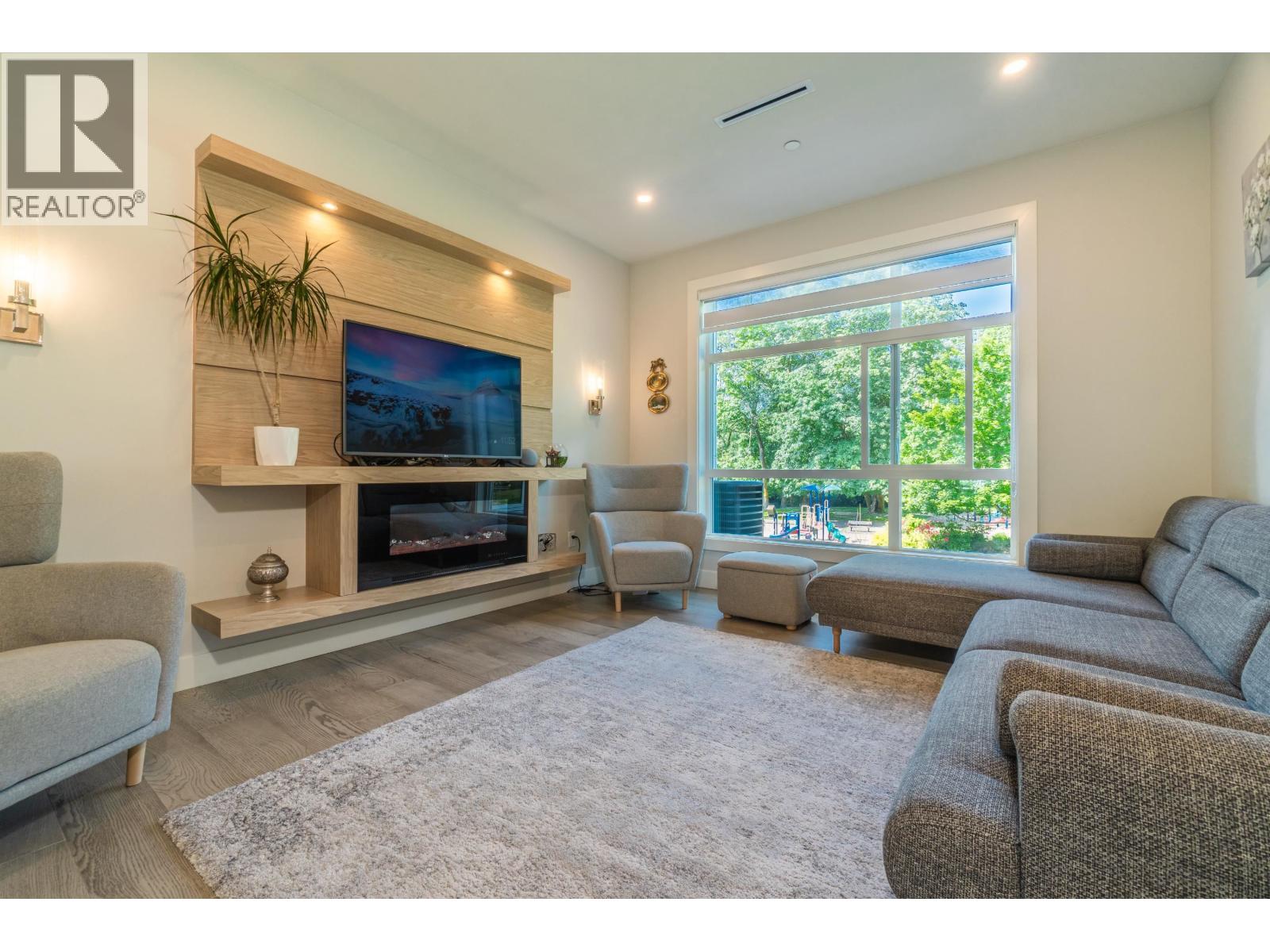 Photo 1 of 11 933 Premier Street, North Vancouver BC