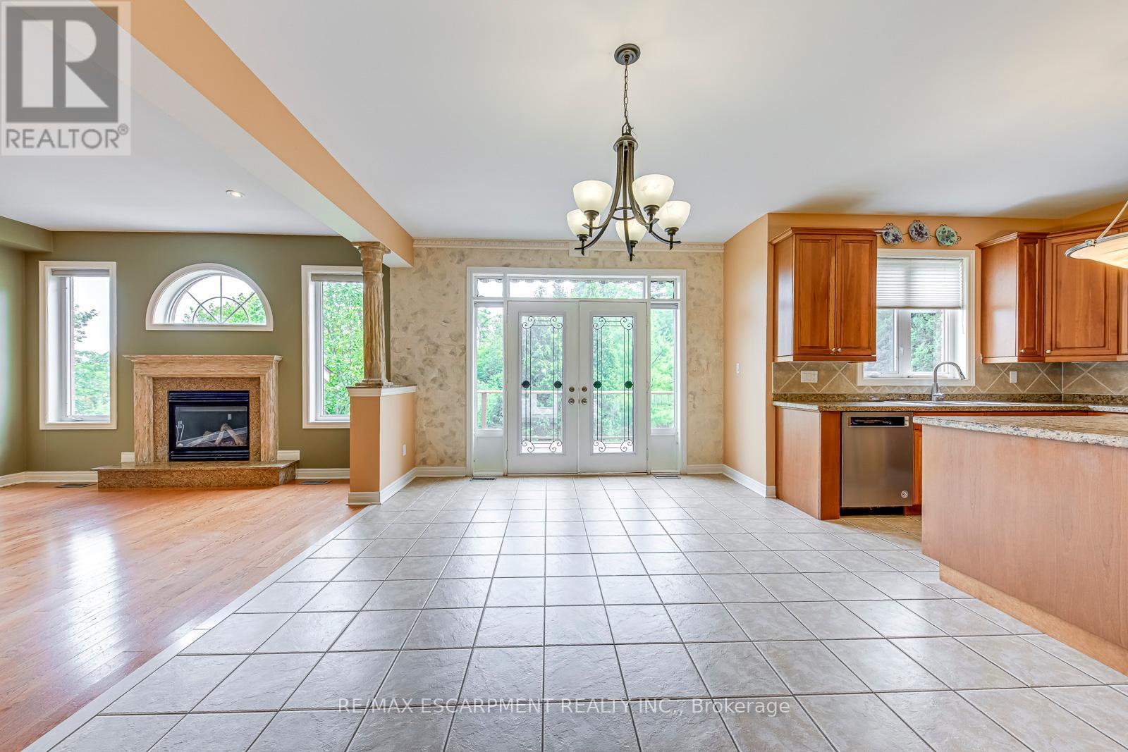 Photo 8 of 5337 Jameson Crescent, Burlington ON