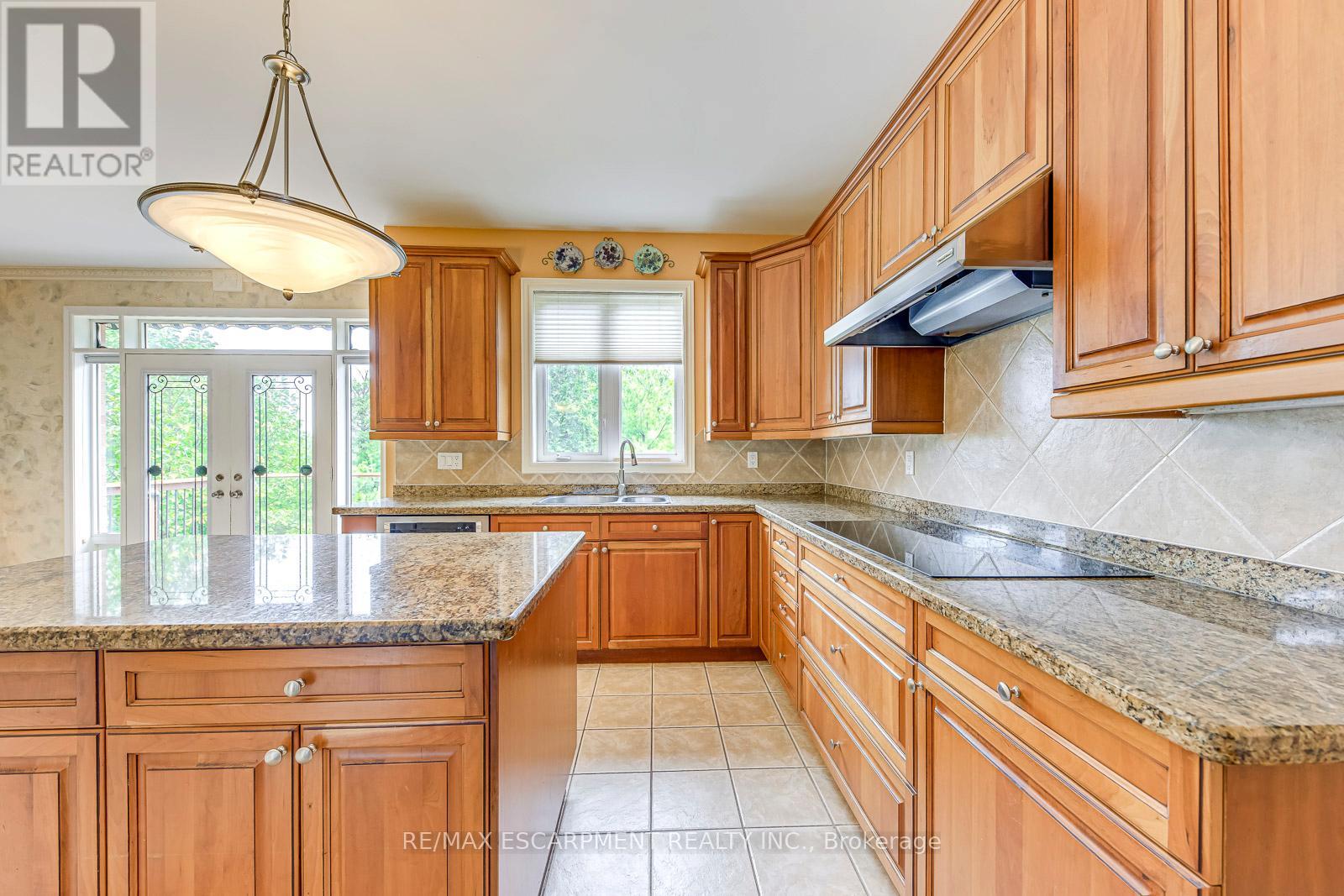 Photo 11 of 5337 Jameson Crescent, Burlington ON