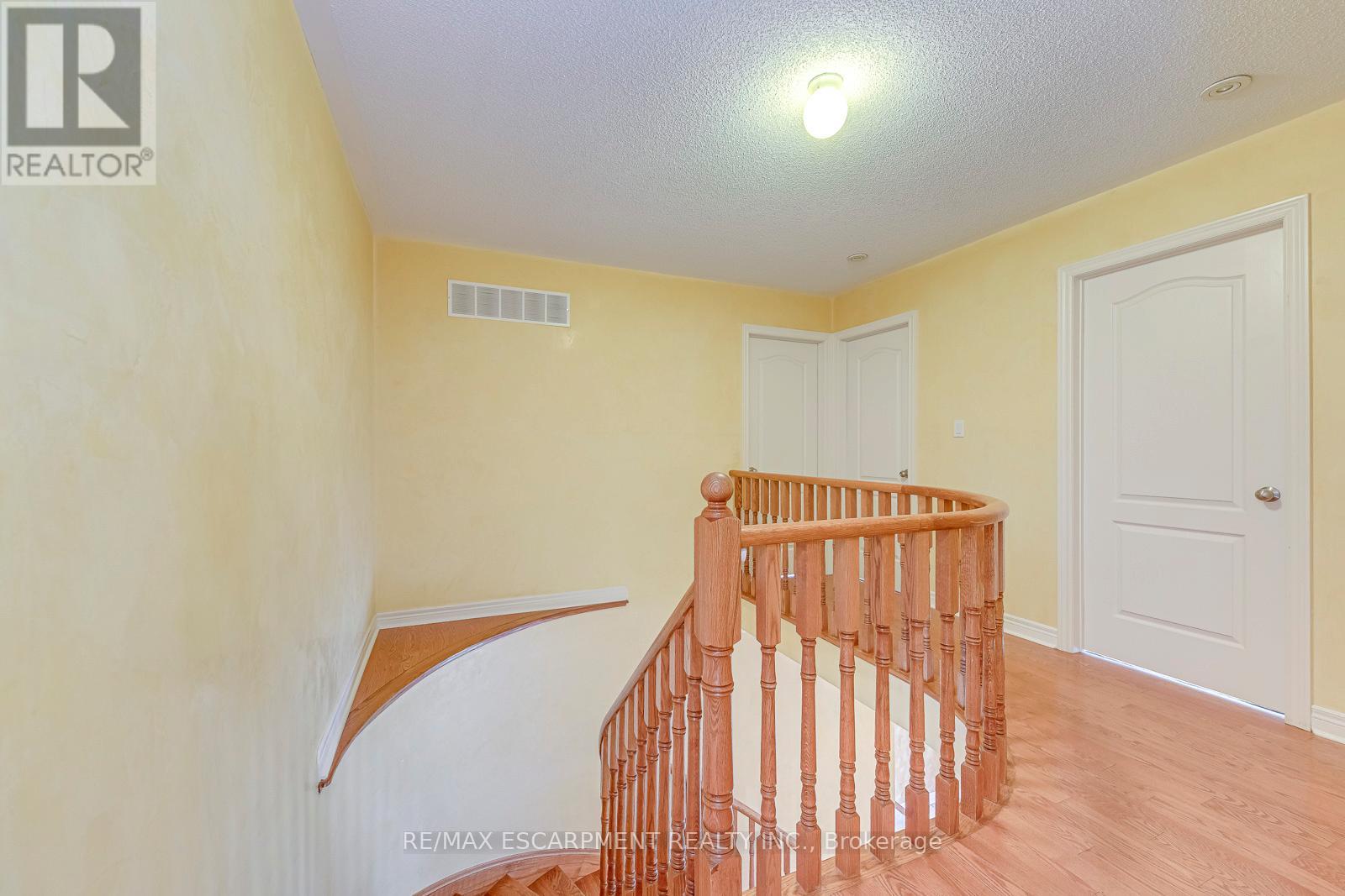 Photo 3 of 5337 Jameson Crescent, Burlington ON
