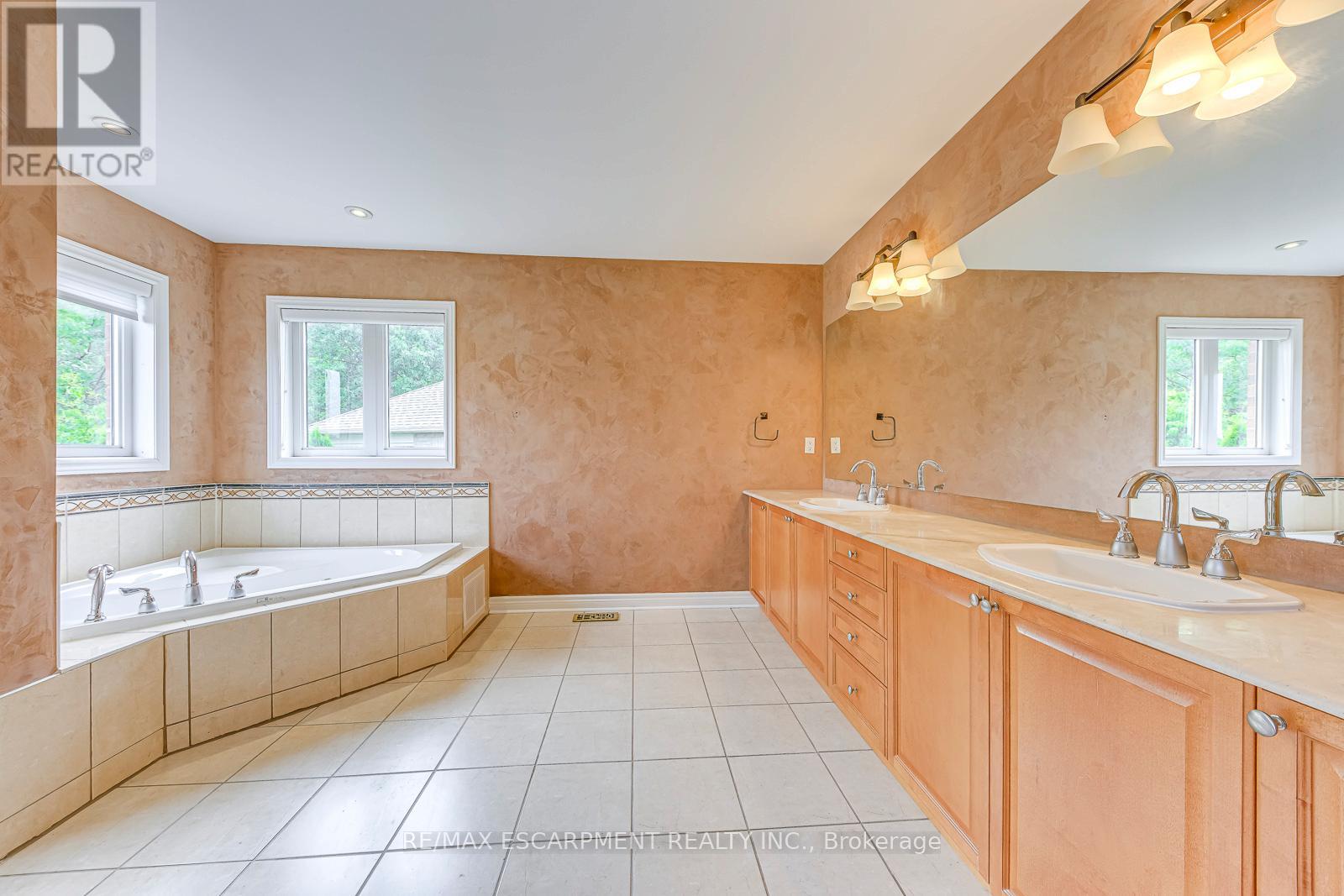 Photo 1 of 5337 Jameson Crescent, Burlington ON