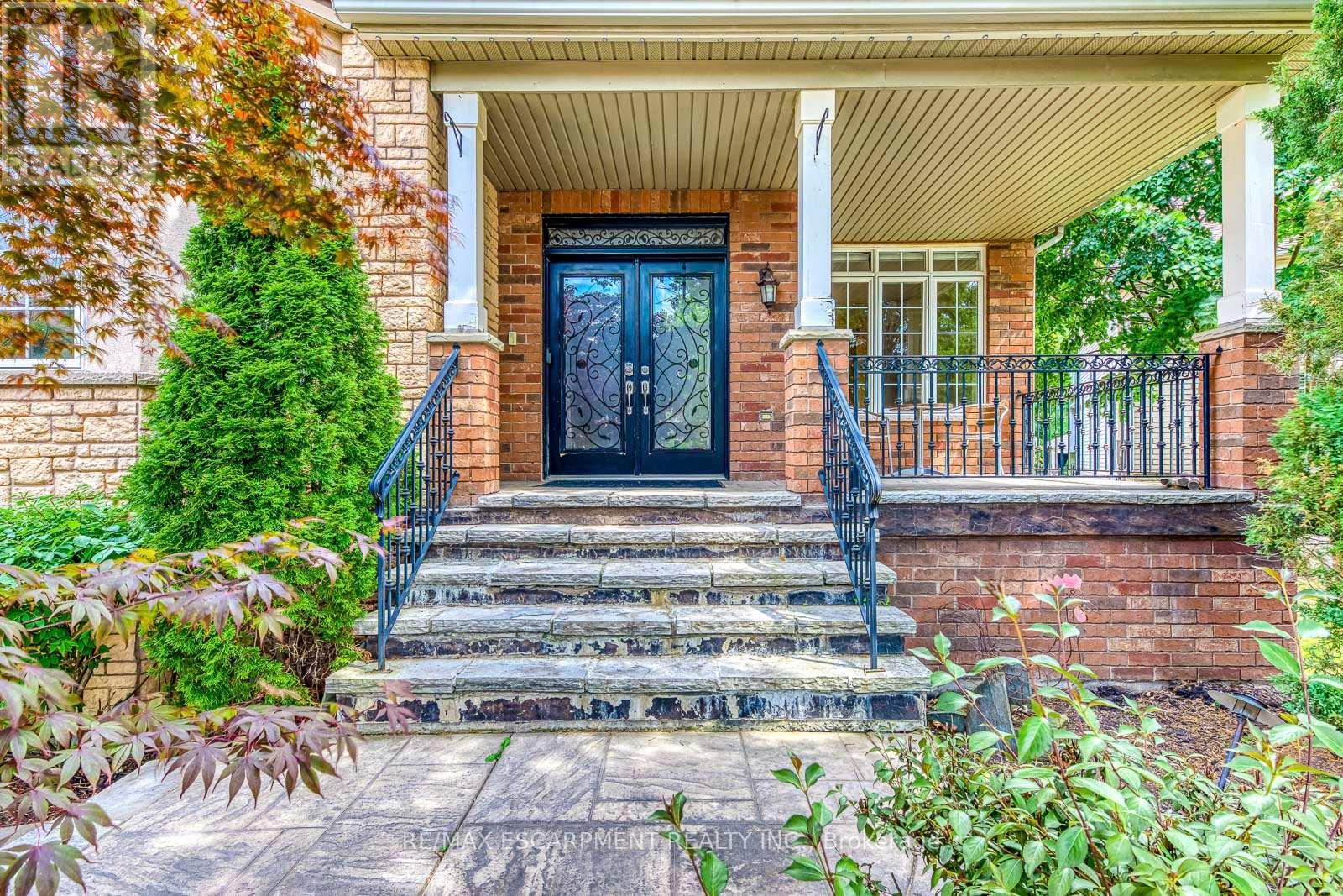 Photo 2 of 5337 Jameson Crescent, Burlington ON