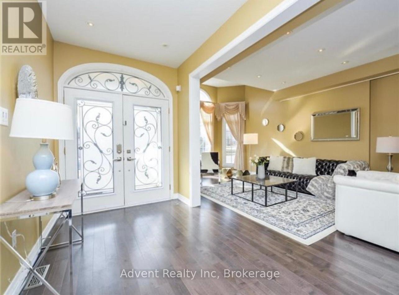 Photo 8 of 17 Warden Woods Court, Markham ON