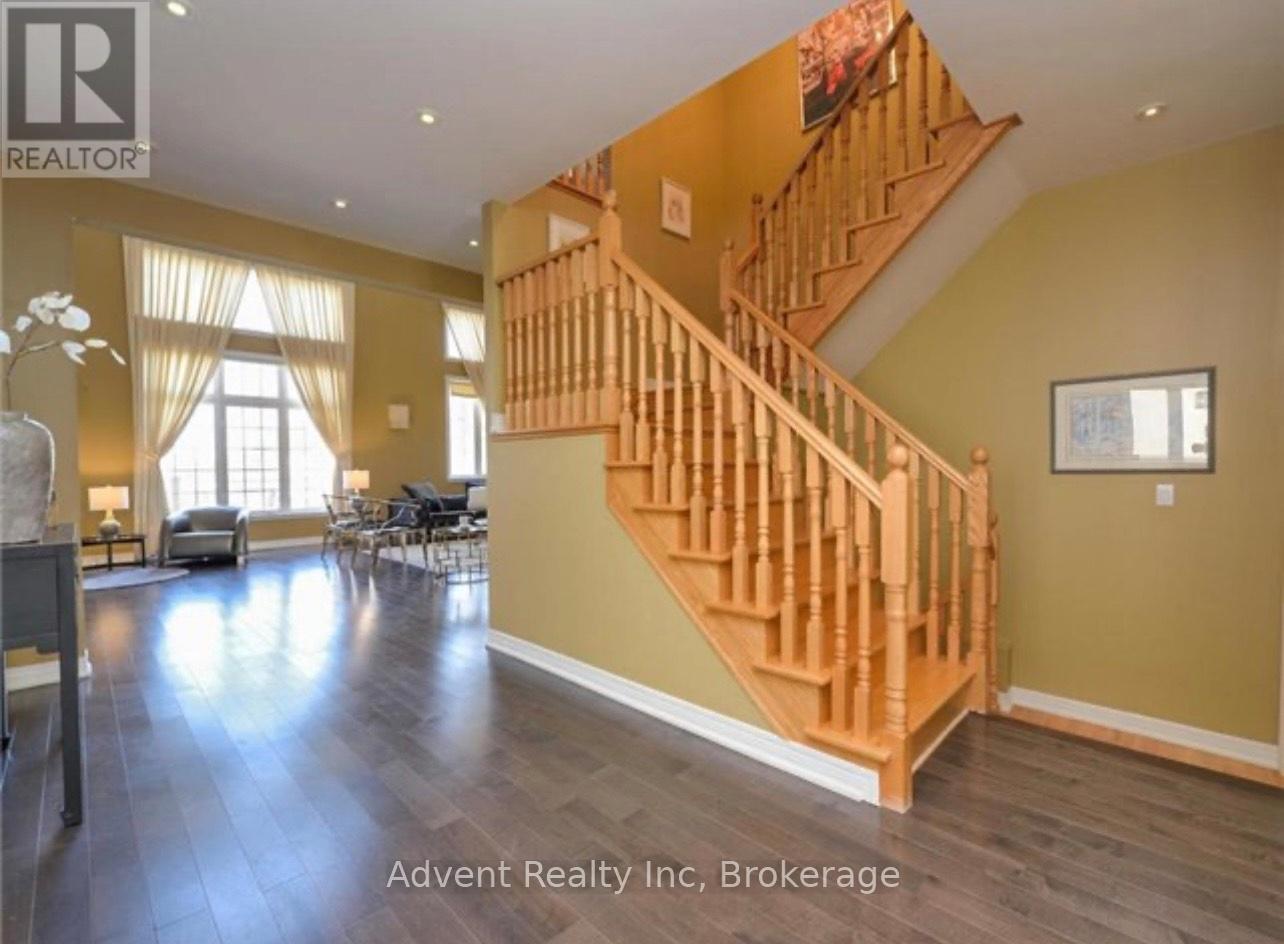 Photo 5 of 17 Warden Woods Court, Markham ON