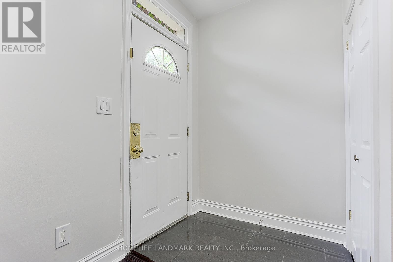 Photo 3 of 237 Ontario Street, Toronto ON