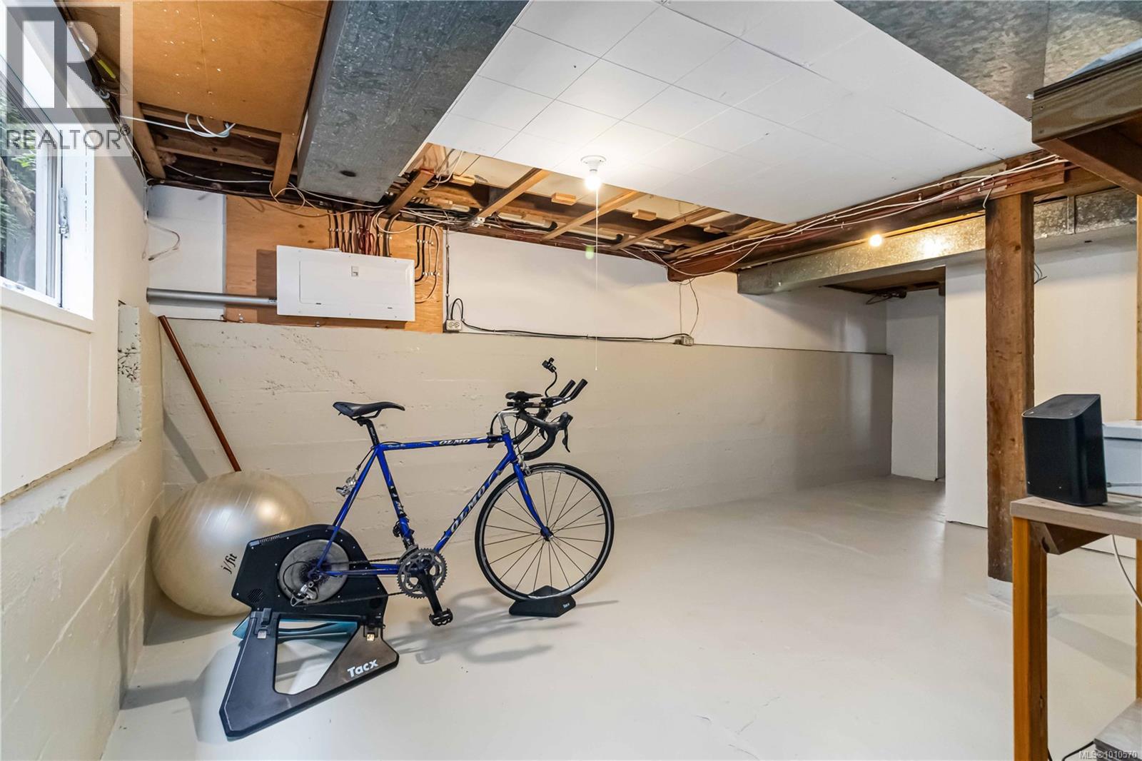 Photo 5 of 2607 Forbes St, Victoria BC
