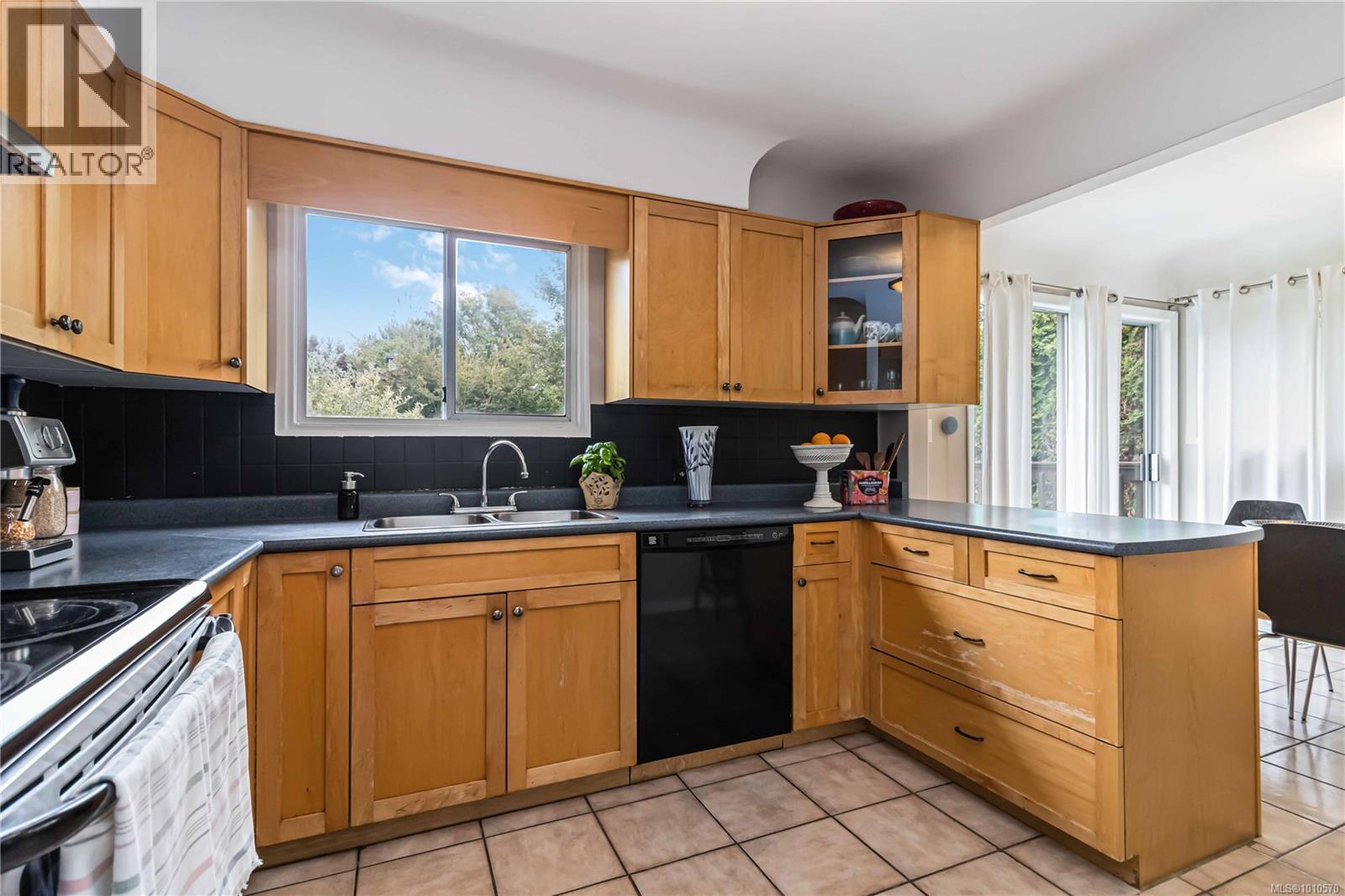 Photo 23 of 2607 Forbes St, Victoria BC