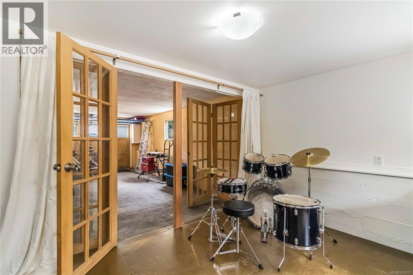 Photo 1 of 2607 Forbes St, Victoria BC