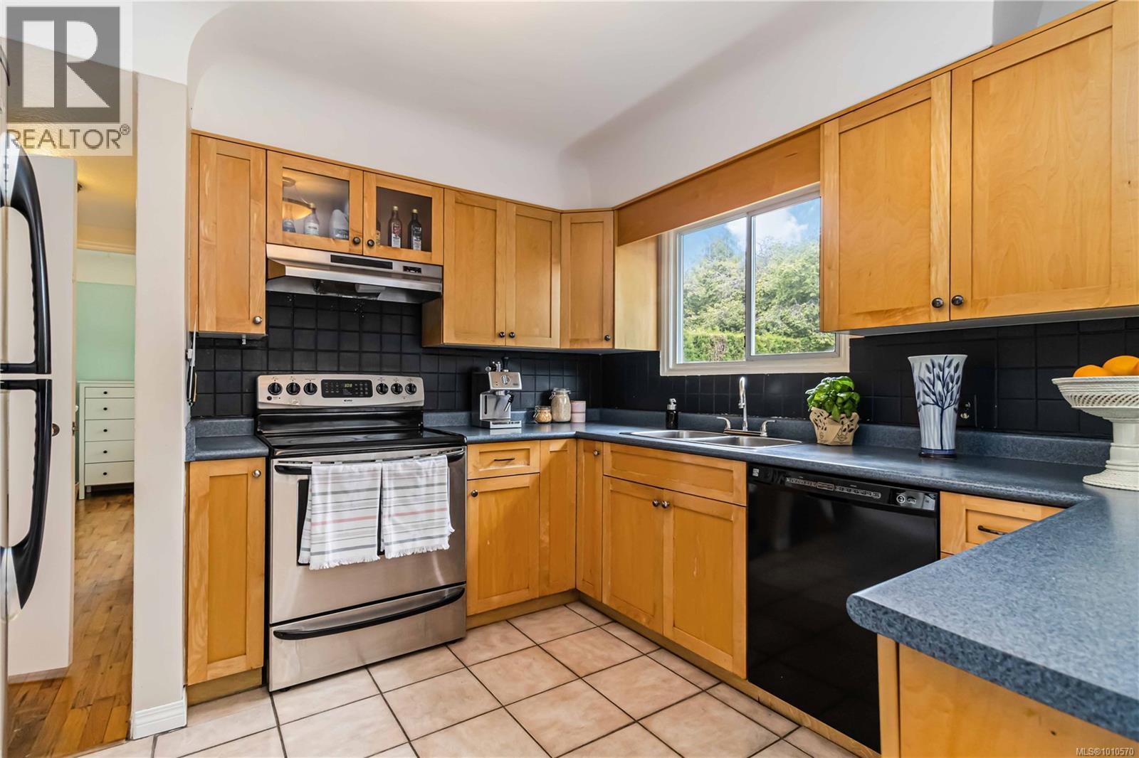 Photo 25 of 2607 Forbes St, Victoria BC