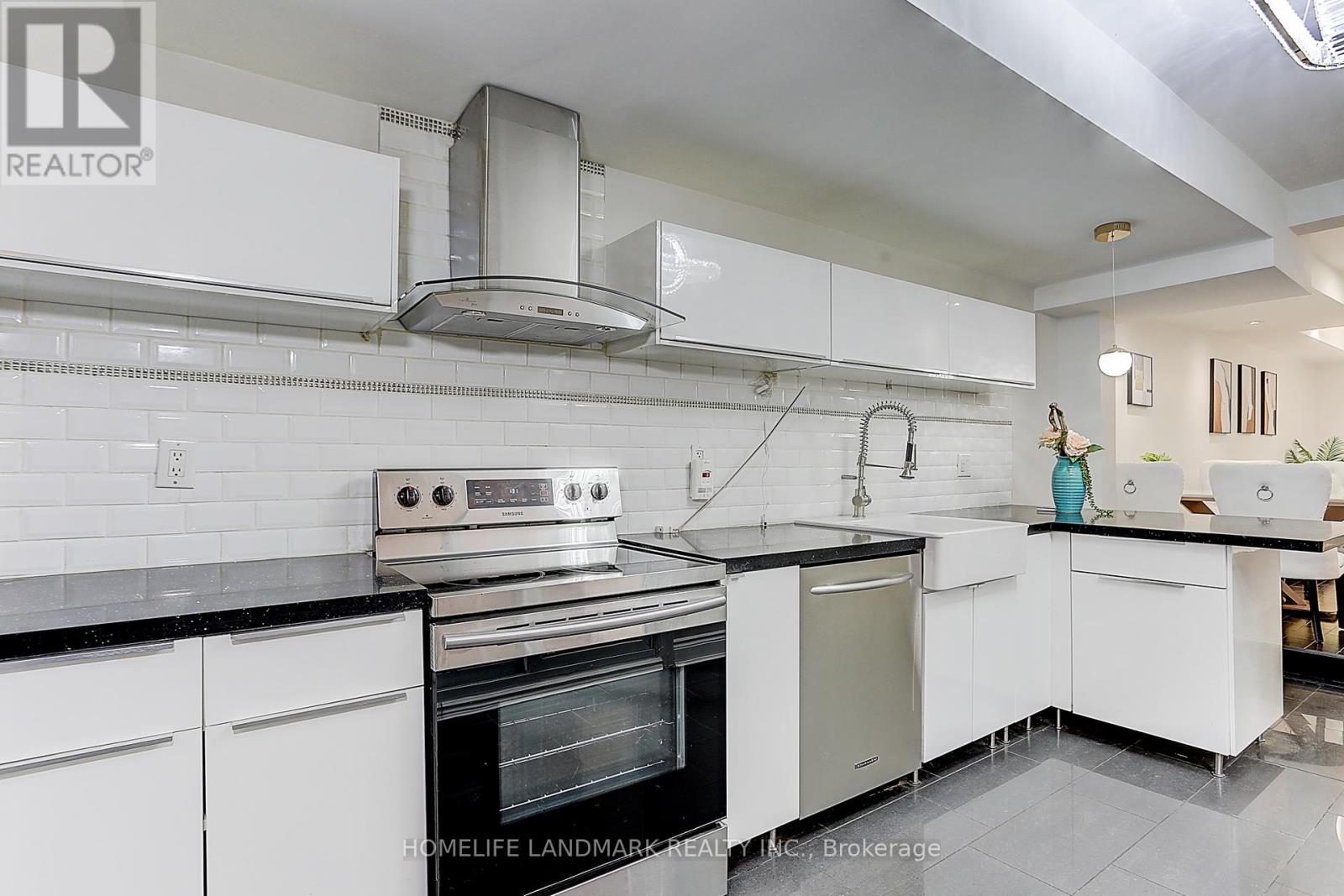 Photo 3 of 237 Ontario Street, Toronto ON