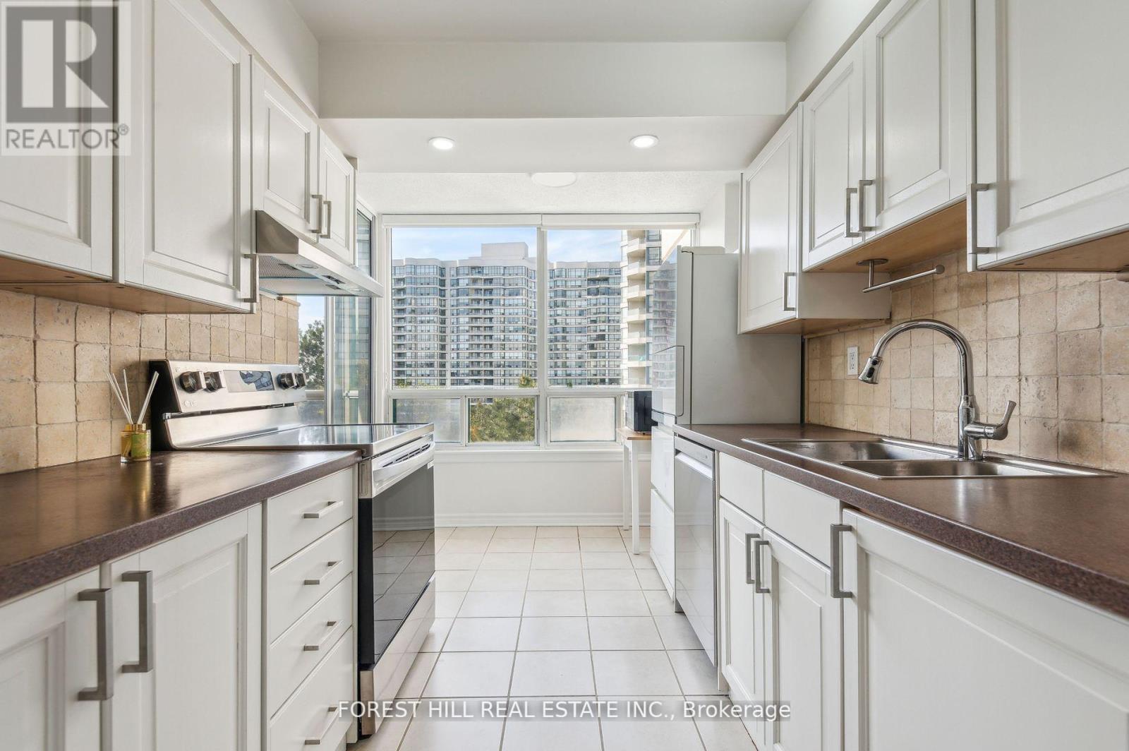 Photo 10 of 401 7250 Yonge Street, Vaughan ON