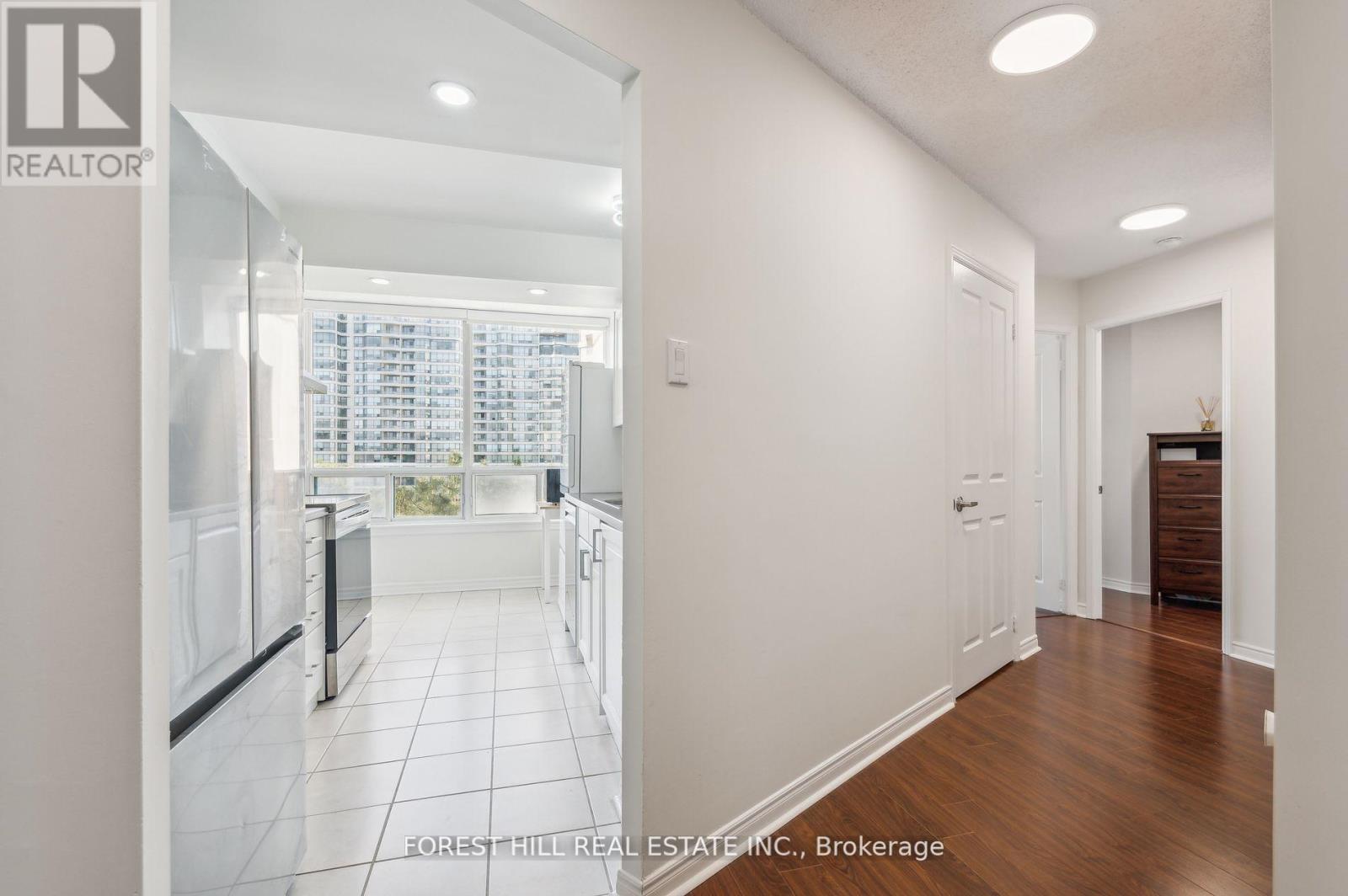 Photo 5 of 401 7250 Yonge Street, Vaughan ON