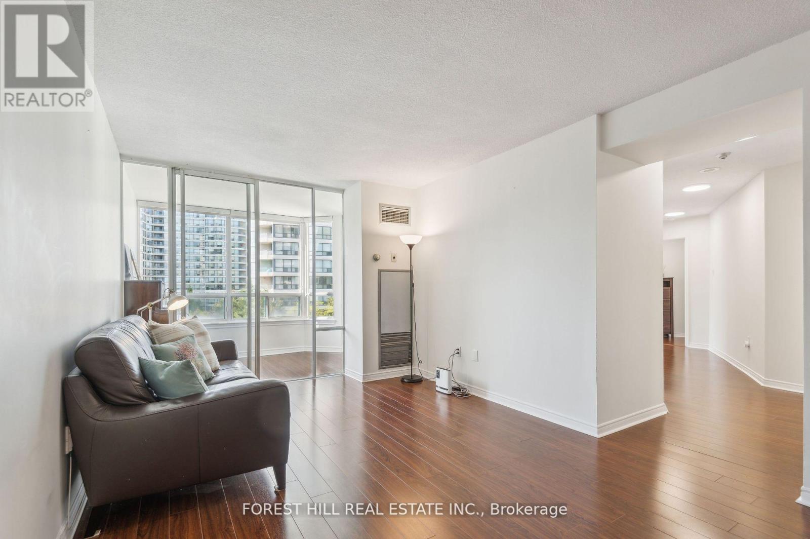 Photo 8 of 401 7250 Yonge Street, Vaughan ON